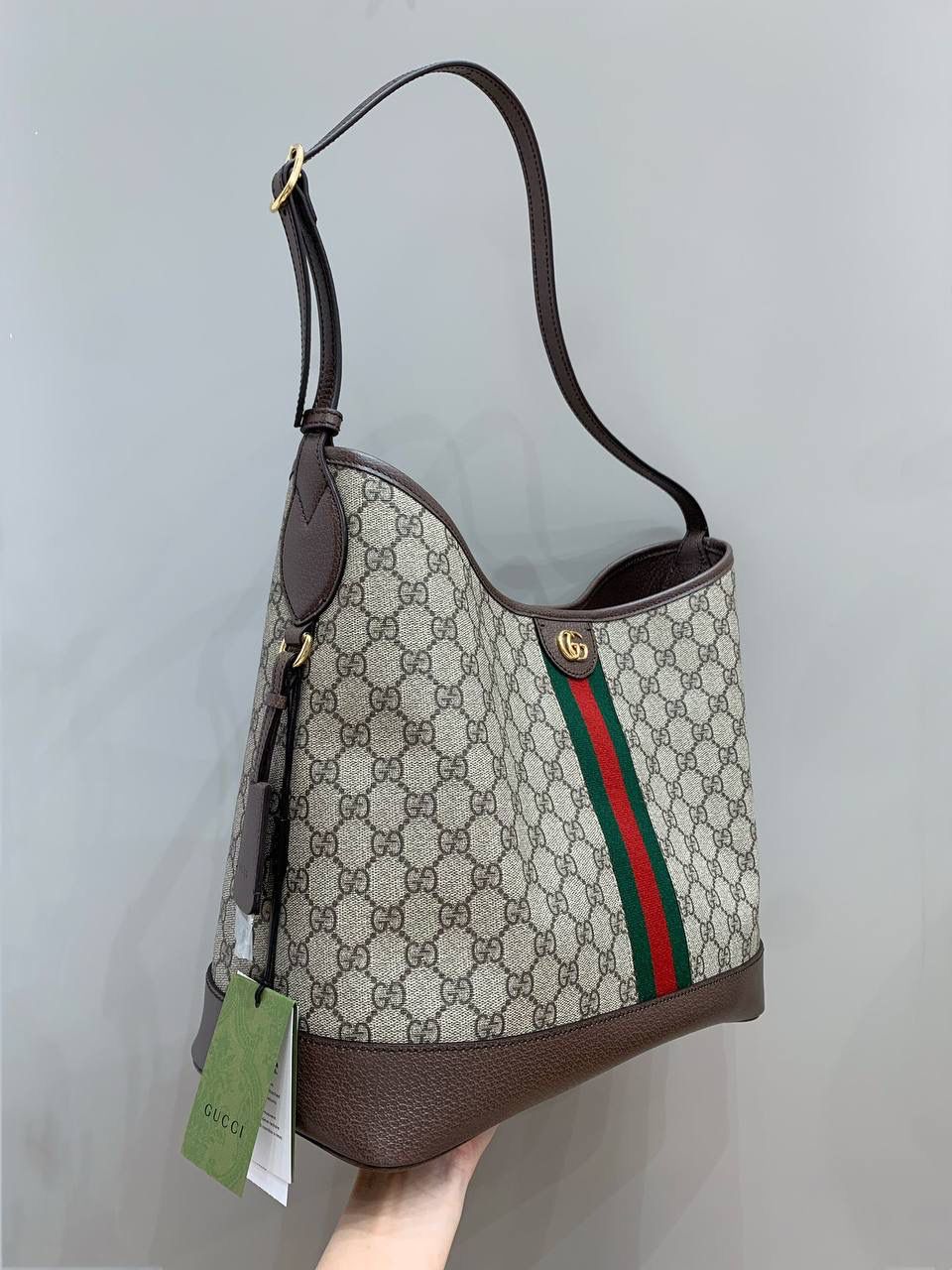 新背景实拍正品级 。 🎀Gucc1 Ophidia hobo腋下包 中号(最高版本) 比起小号，中号松弛感更强烈气场更足！ 喜欢大包的闭眼选中号尺寸，上身马上就慵懒了 这个包真的非常融入日常，随性又时髦 包身容量很大能很好的满足日常出门 而且肩带比一般的腋下包都长一些还可以调节 一见钟情，时髦使用同时兼顾！ 型号781392；尺寸34/32/17cm