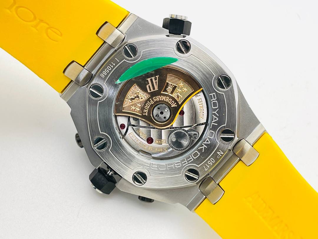 爱彼A P皇家橡树系列水果腕表！ 型号：26703 跑秒计时自动机械男表！搭载原版cal.3124机芯 直径：42MM！ 1⃣️表壳材质选用的904L精钢，经过CNC一次成型锻造了42MM的表径，表壳在经过拉丝工艺多次打磨抛光后做到了无懈可击，包括螺钉也一致还原！ 2⃣️表盘字面格纹错落有致，立体感很强。刻度线粗细程度以及长短均与正品保持一致。条钉时标内部填充超强夜光材料。两组小圆盘对称分布，就像两只小眼睛。盘面内有一圈一圈的放大环，细节处理很到位。 3⃣️橡胶表带表面的磨砂质感很强.采用无味不沾灰尘的进口橡胶，只为提高佩戴的舒适感！ 4⃣️前后玻璃都采用蓝宝石水晶镜面玻璃，镜面通透性也很强。这款腕表采用3124机芯，做到了外观和正品的极其相似，走时精准稳定！