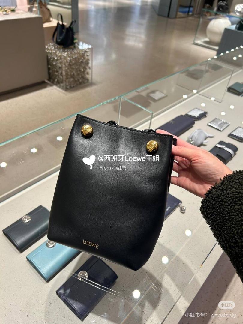 Loewe Cubi 小号皮革肩背包