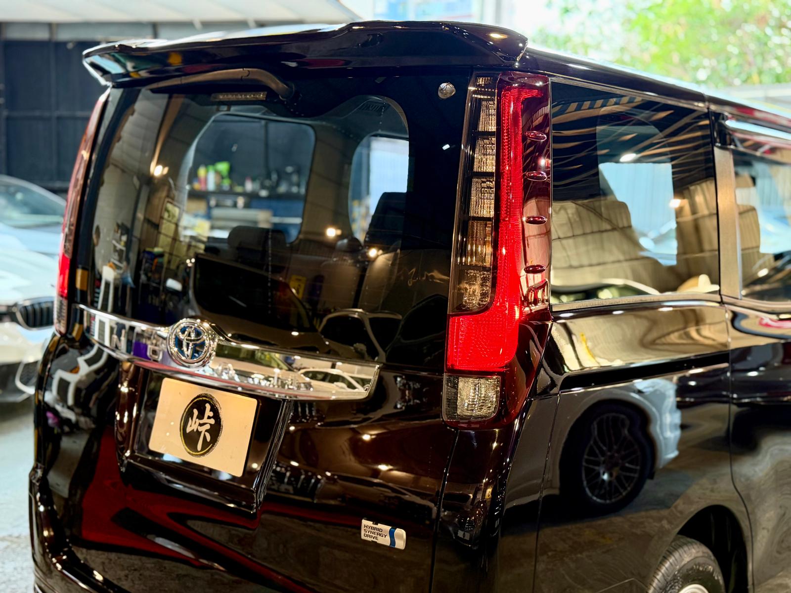 Toyota NOAH Hybrid 2015