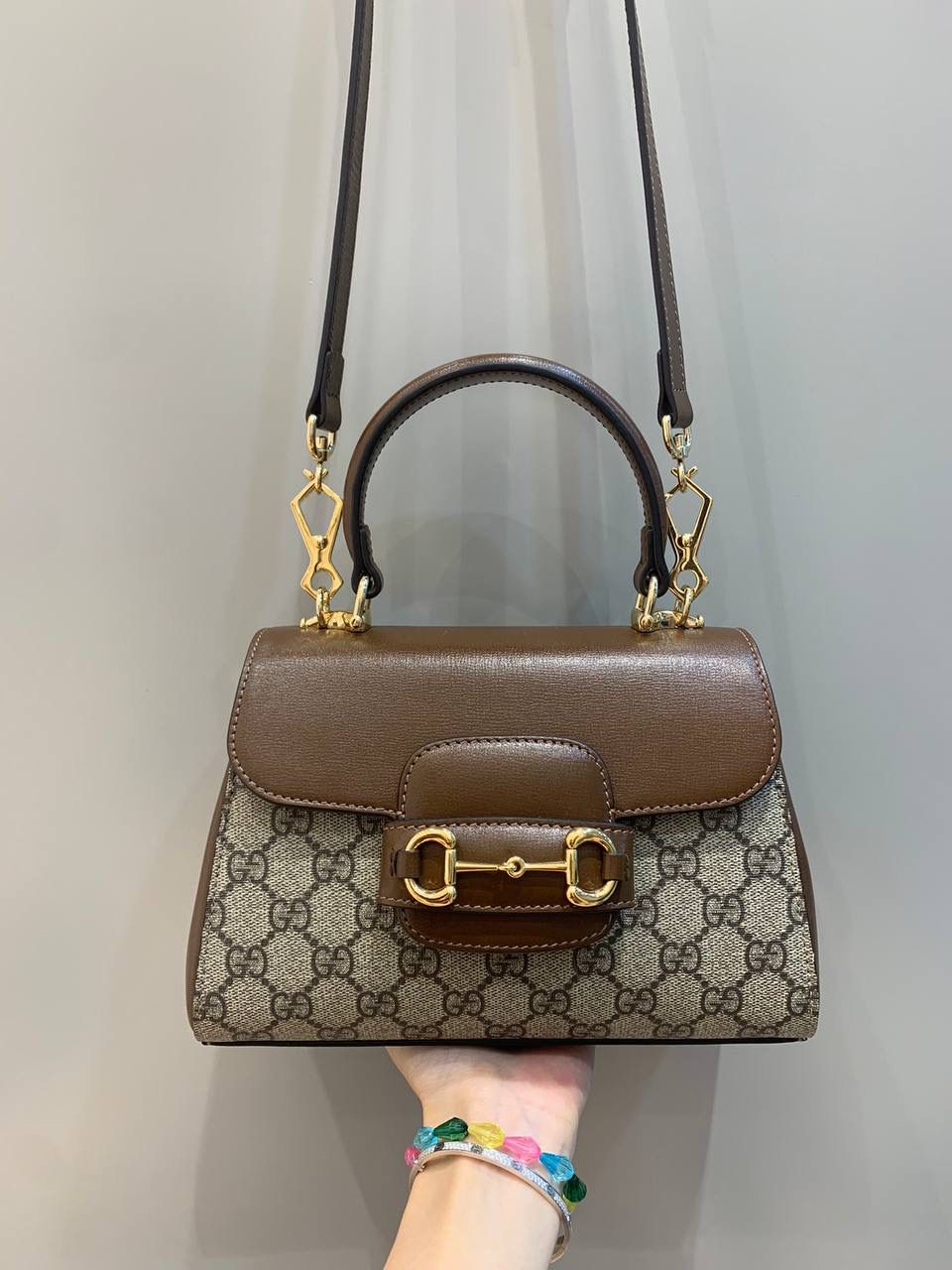 新背景实拍正品级 。（小号22cm） Gucci Horsebit 1955马鞍小号手提包 2023横空出世的超级最新大爆款‼️ 小号22cm证品售价，还是继续采用1955经典棕色原厂皮，除了包身的手提设计，另外配有两个不同风格的肩带，三种不同背法，容量皆备，小巧圆润的包型非常适合亚洲女性，绝对是2023大爆款，继迷你马鞍包后我最喜欢的第二单品‼️ 型号703848；尺寸22x16x10cm