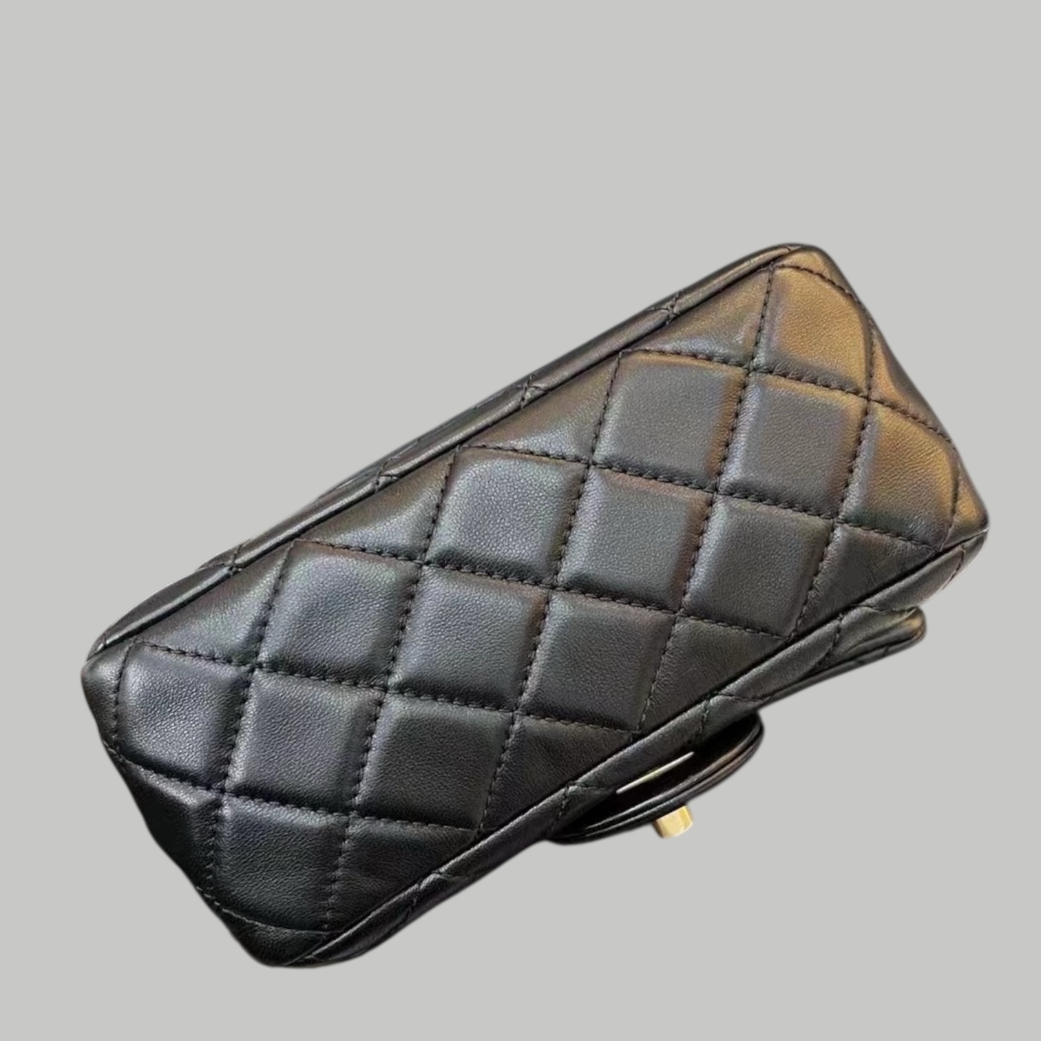 Chanel 羊皮方胖金球