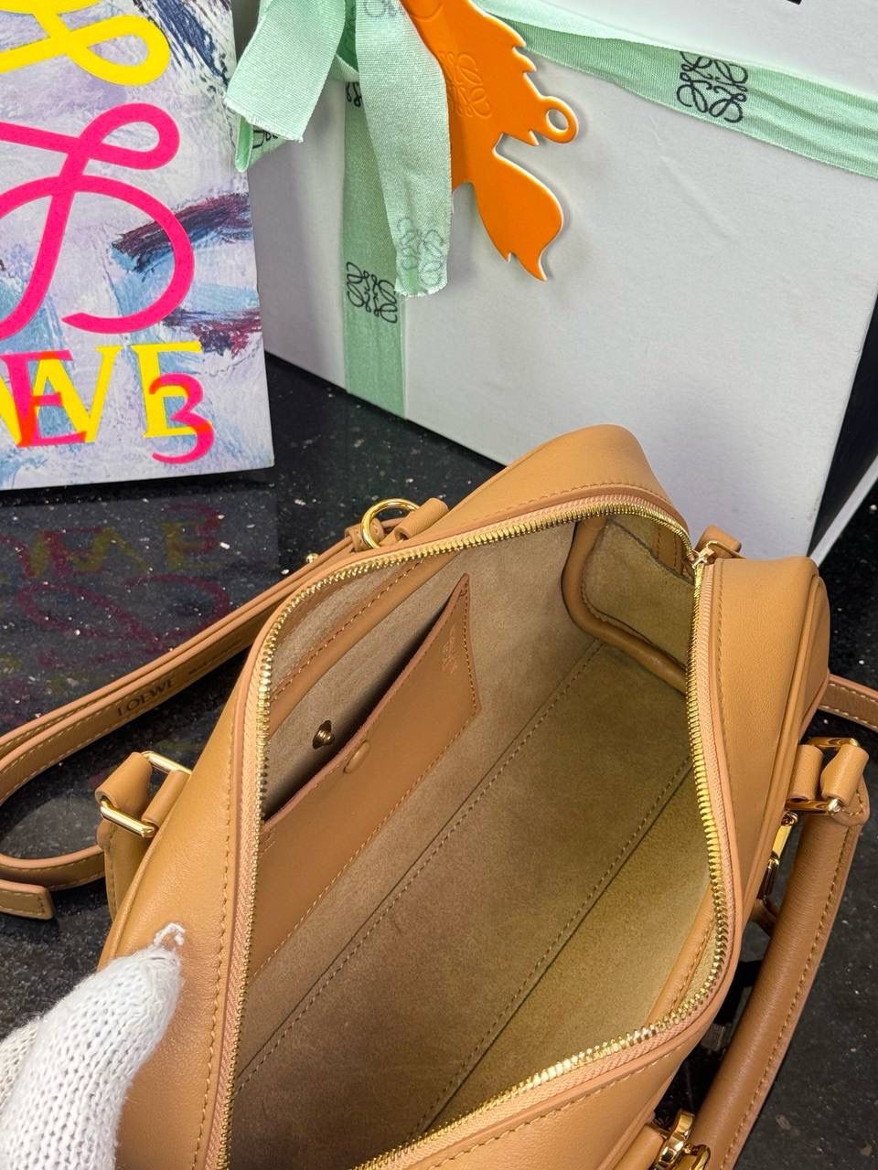 🎈𝗔𝗺𝗮𝘇𝗼𝗻𝗮 23 𝗖𝗿𝗼𝗽𝗽𝗲𝗱保龄球包 ——【杨幂同款‼️独家新品】 尺寸：𝟮𝟯-𝟏𝟏-𝟏𝟎𝗰𝗺 编码：012404 【配全套礼盒】 ❤️采用超柔纳帕小牛皮•延续标志性𝘈𝘮𝘢𝘻𝘰𝘯𝘢标识搭配小挂锁🔒作为新图标•重塑为修长法棍比例。 ❤️外部双拉链设计•搭配可调节可拆卸的长肩带•多样化背法😎容量大•小巧包型为当下时尚之追求。