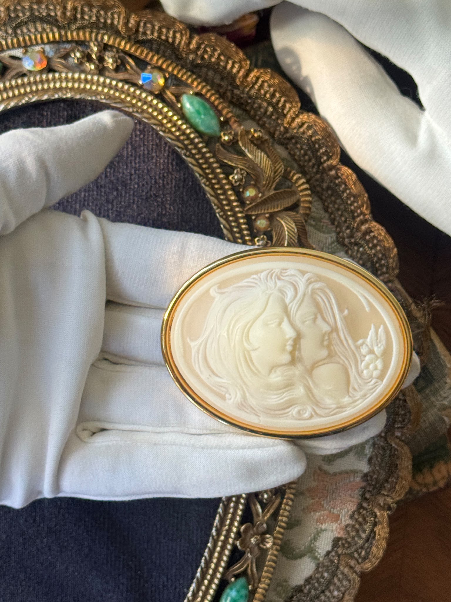 Vintage C.a. 1970s Double Lady Silhouette with Flowing Hair Shell-like Resin Cameo Brooch (MZ025)