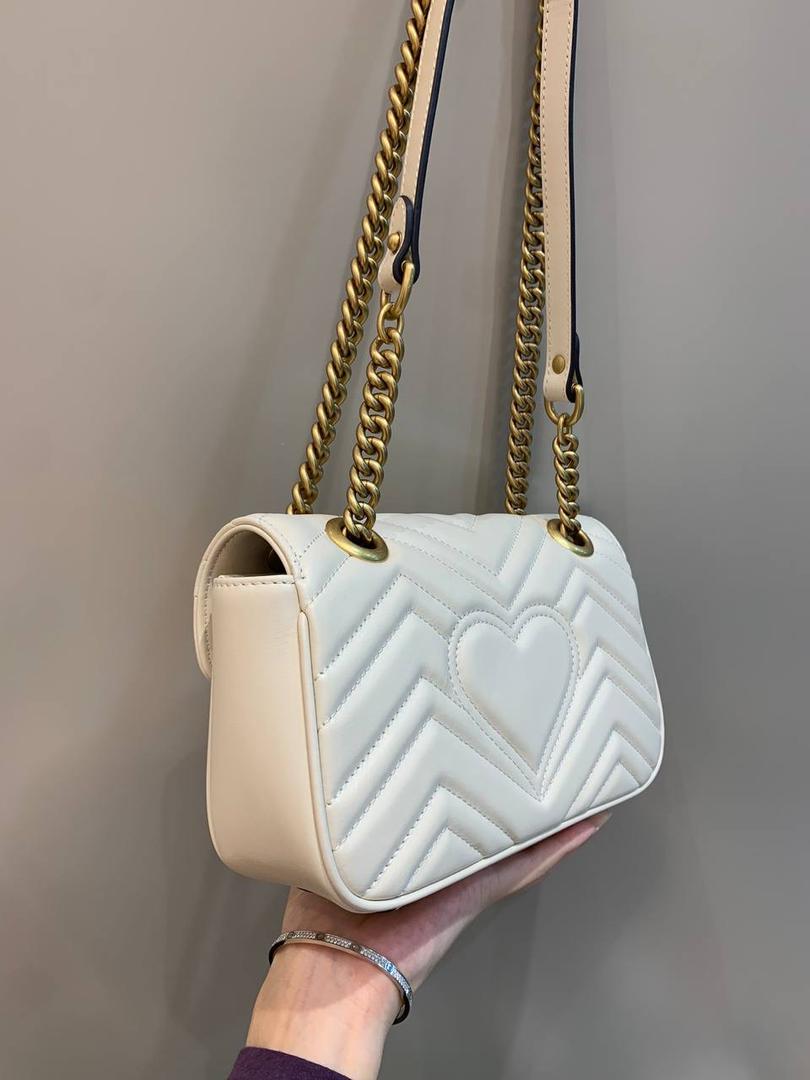 新背景实拍正品级 。经典款金扣白色22cm‼️ 黑色销量第一的话那白色绝对稳居榜单第二、夏天超级热卖，基本人手一个，奶白奶白的颜色，简单干净舒服，皮质五金都是最好级别的，恰到好处的复古调调，很有质感‼️ 型号446744；尺寸22/13/6cm