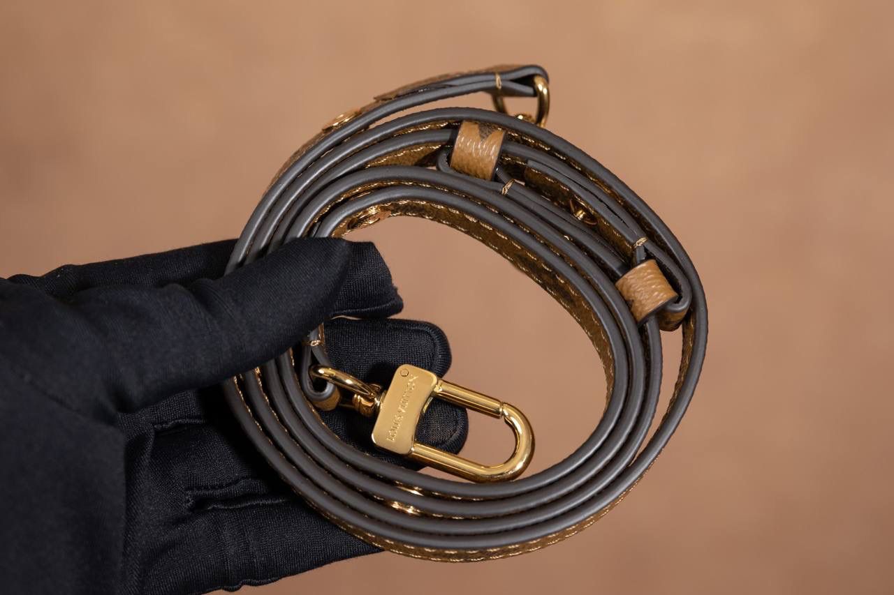 LV小邮差🎀 用的是 A+ 级全钢五金，亮亮的很有质感；再加上进口高弹面料，摸起来舒服，有弹性又有光泽，真的很加分咯 ✨ 渠道货包装，简单大方不浮夸。尺寸 21.5 × 13.5 × 6cm，小小一只但很实用，出门背刚刚好 👜