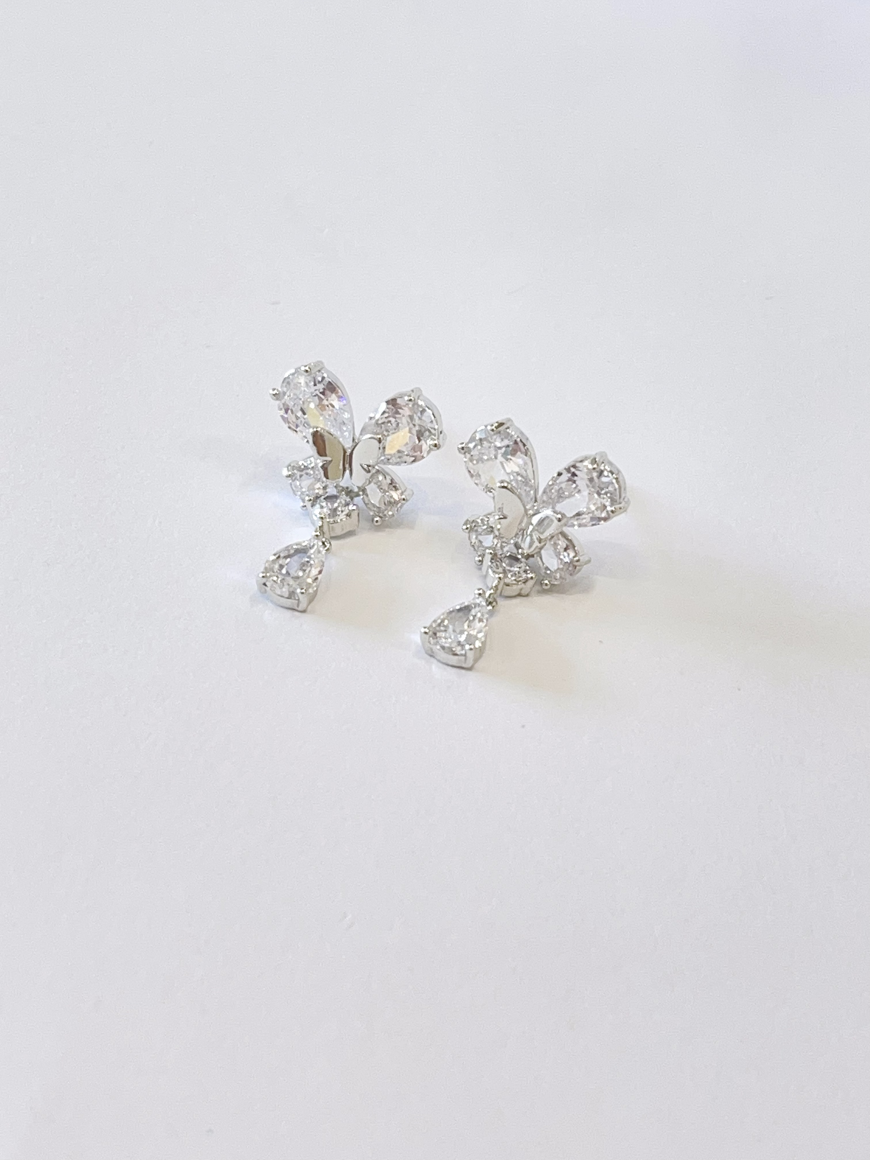 闪耀蝴蝶水滴锆石耳环