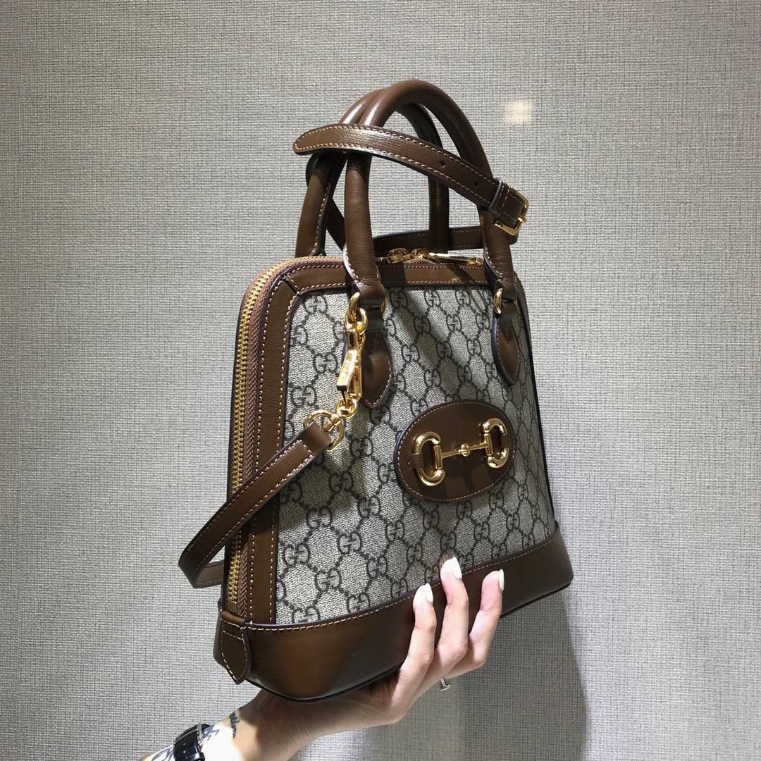 #正品皮➕定制𝗽𝘃𝗰料 纯铜五金胚 镀真金 真材实料 好货需要 你品 细品 用心感受😆 型号：621220 尺寸：24*25*9cm