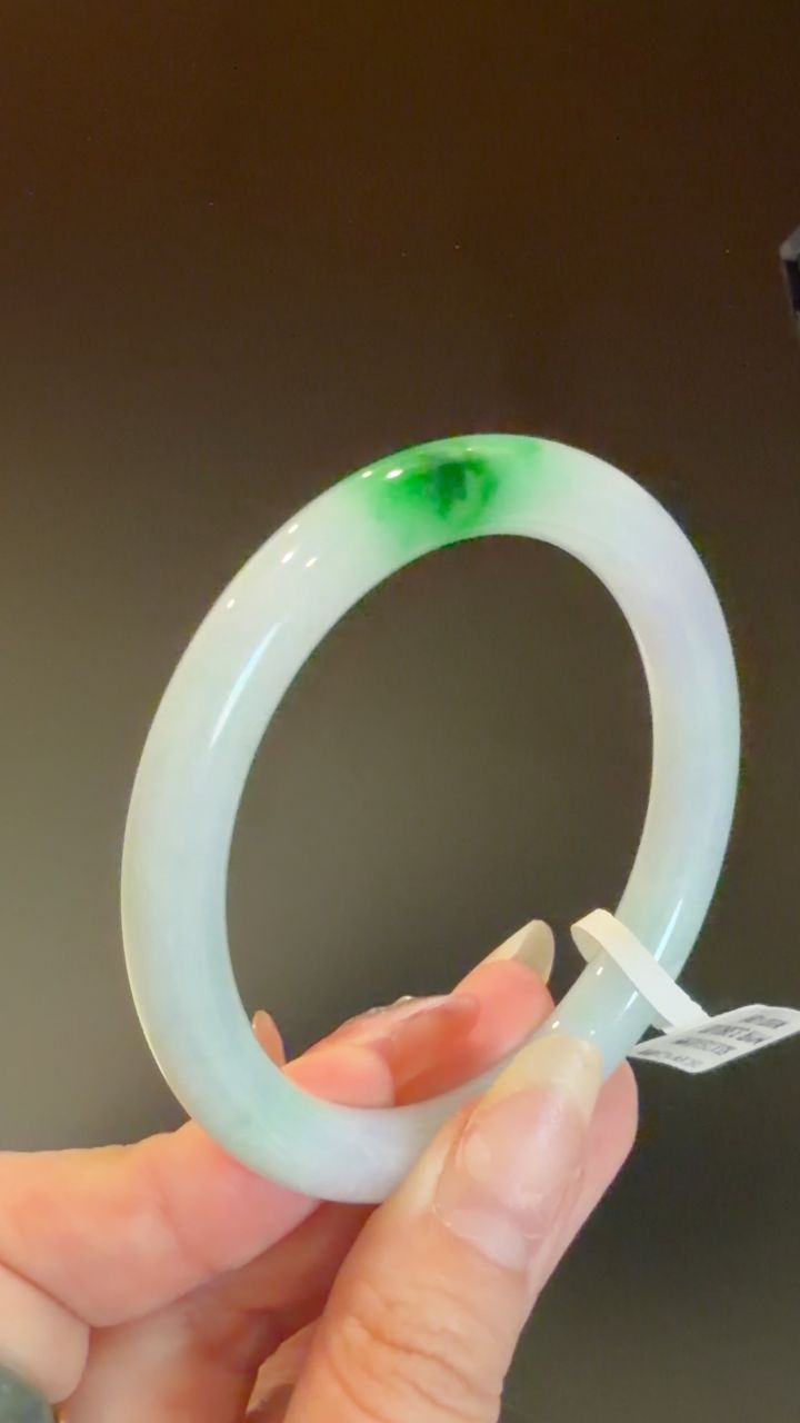 53圈口白底青翡翠手镯 53x7x8mm 圆条