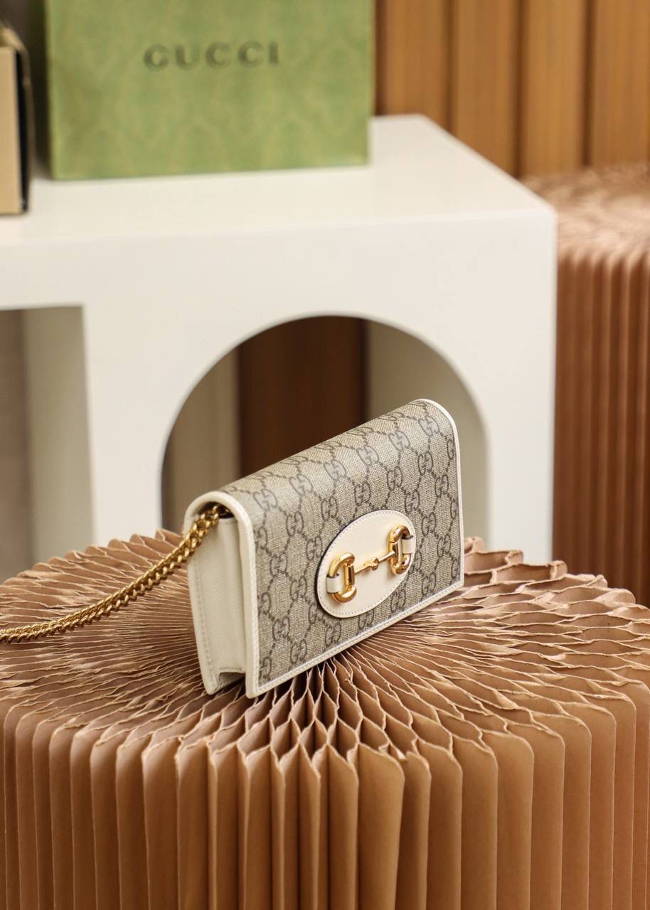 𝐇𝐨𝐫𝐬𝐞𝐛𝐢𝐭 𝐖𝐨𝐜 #621892# 全铜五金原厂皮 ☑️尺寸：19*10*3𝙘𝙢 这是一款复古又休闲的百变王牌 一包多用法 绝绝子 零钱包👛 手包👜 斜挎包 全部满足你日常使用！ 小包可以随时变成钱包多变用法， 轻松容纳手机plus/银行卡 内设分层结构 使用更方便， 颜值率也是爆棚的那种，超级好看！ 喜欢这种小包的小姐妹，赶紧安排起来🌟