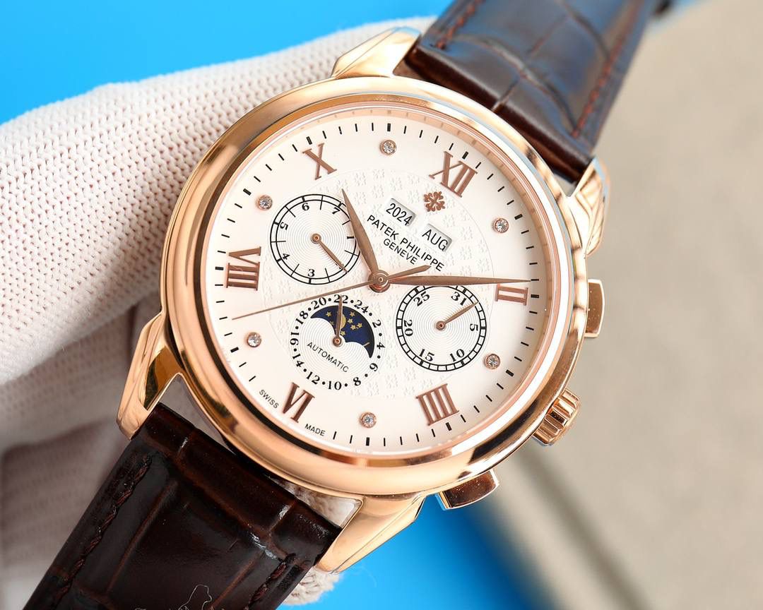 百达翡丽超级复杂功能计时系列！用心之作，细节方面： 1：团队历时两年多精心设计，不计成本，敢为人先，力求完美，克服重重难关，突破多层技术瓶颈，机芯型号为CH 29-535 升级版，质量稳定！ 2：尺寸41毫米，厚度11毫米！ 3：表壳为316L全钢镀纳米铂金表技术，更彰显高贵大气，表带搭配意大利头层小牛皮！更显大气上档次！你值得拥有！