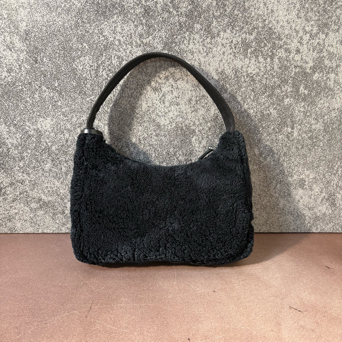 【預訂貨品】prada 毛毛hobo腋下包
