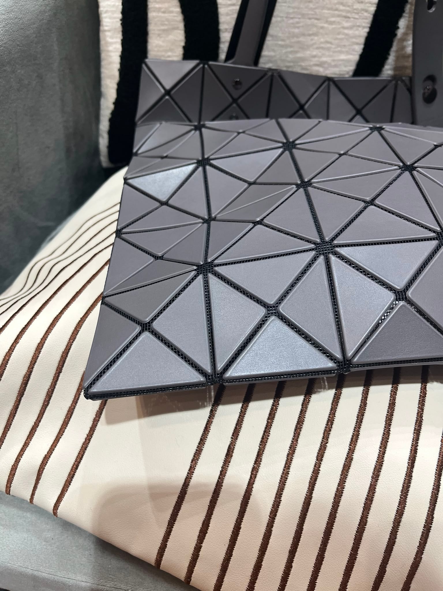Issey miyake bao bao tote bag matte grey 100%Authentic, 99%new ✅dust bag 