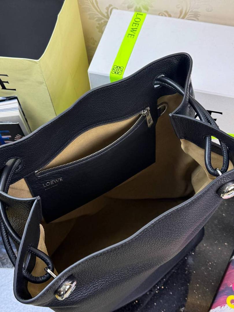 🎈（全钢）新款𝗣𝗲𝗯𝗯𝗹𝗲 𝗛𝗼𝗯𝗼大号 ——【黑色到货💕】 尺寸：𝟮𝟳.𝟱-𝟭𝟭.𝟱-𝟰𝟬𝗰𝗺 编码：652408 【该尺寸配防尘袋】 👉🏻采用进口纳帕小牛皮材质•包包手感超级舒服柔软•自重超轻。 👉🏻正面装饰两颗闪亮的𝗽𝗲𝗯𝗯𝗹𝗲配饰•精致可爱时髦•可调节肩带•腋下单肩斜跨皆🉑。 容量超大•内置拉链插袋•可放置各种证件等小物件•超级实用。