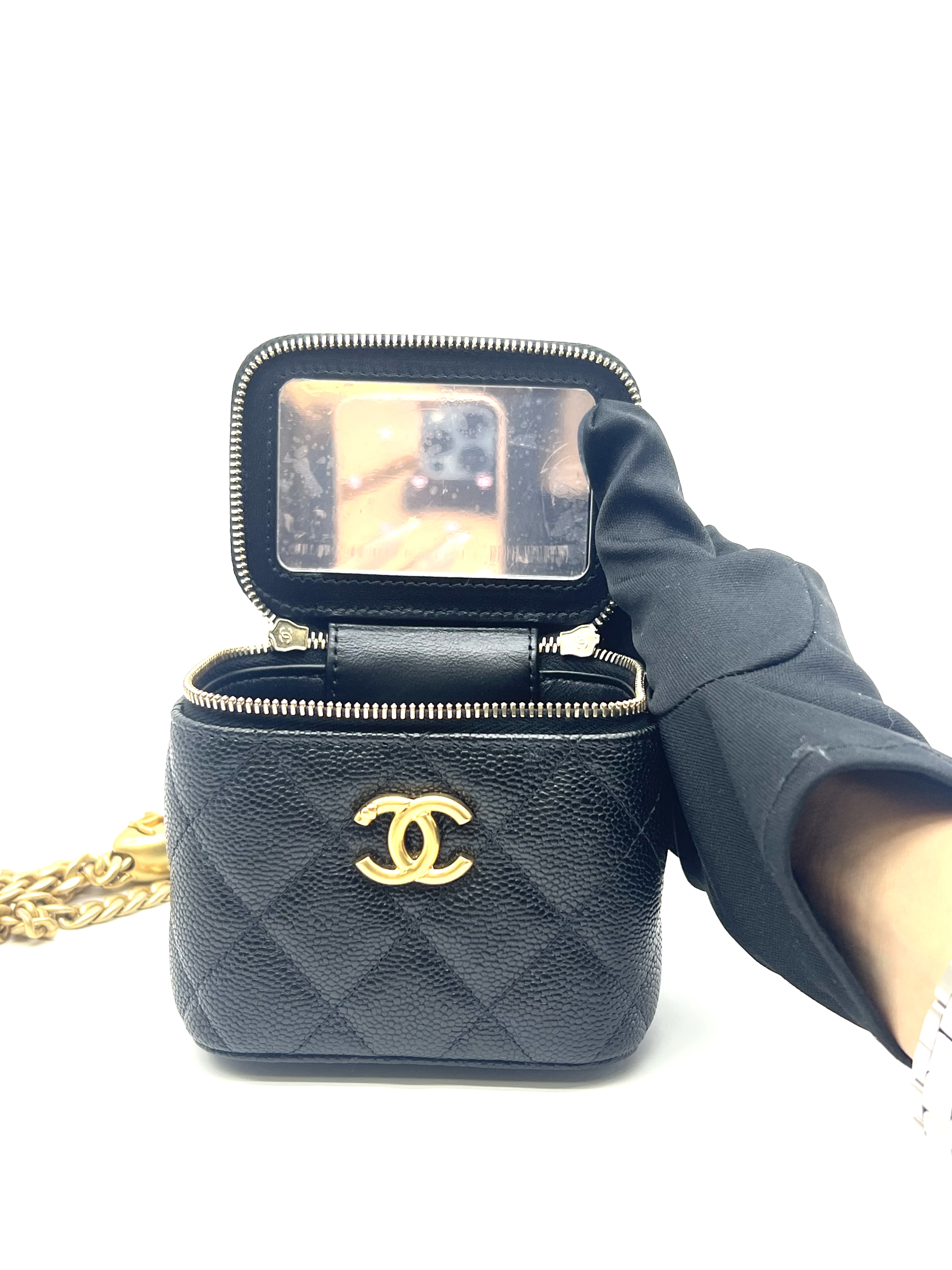 Pre-Owned CHANEL Mini Vanity Case with Chain / Product Code: 26042121