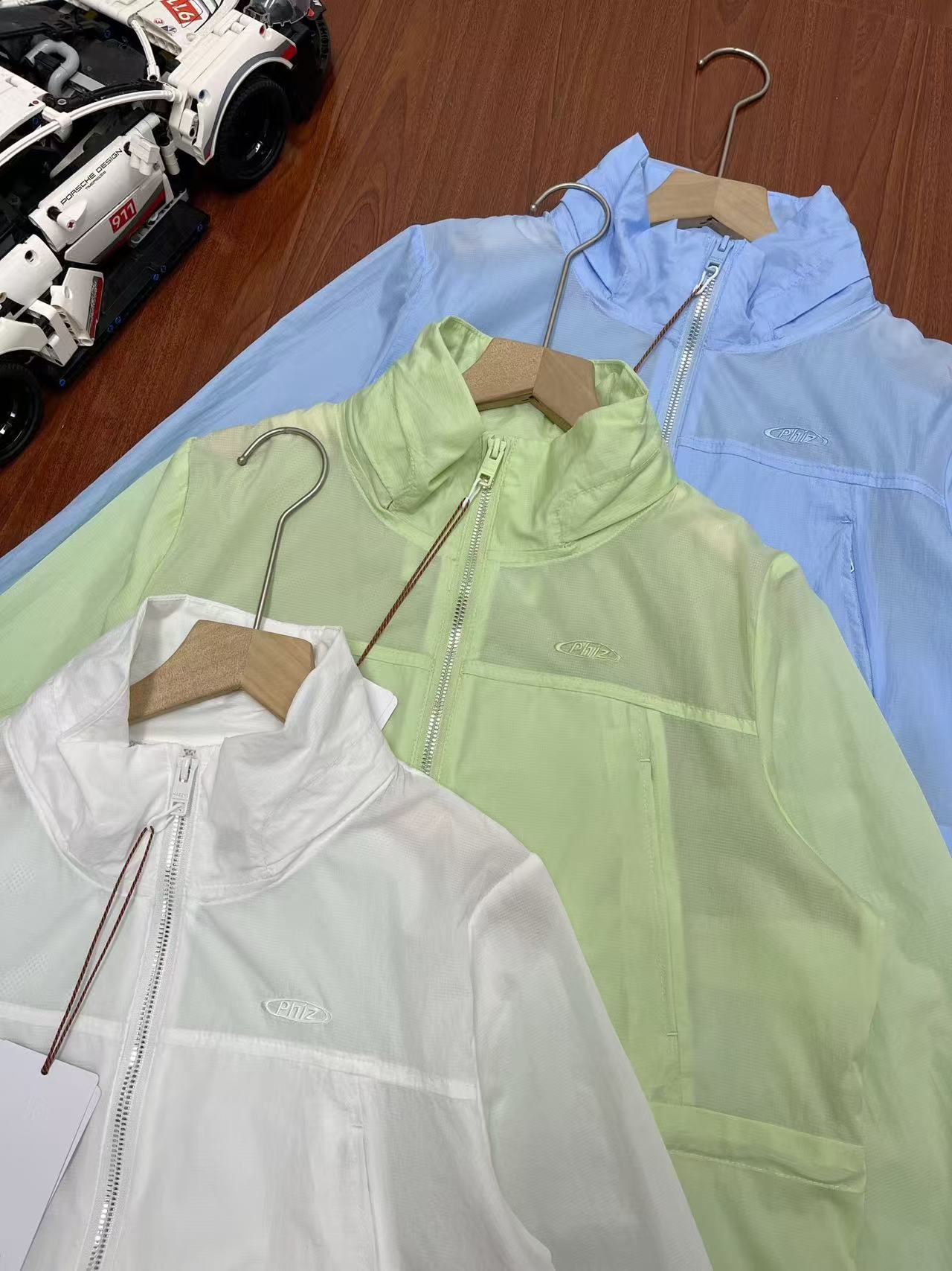 $230件。💙🤍💚【H azzys 哈吉斯連帽風褸外套】春季新款✨戶外必備款✨