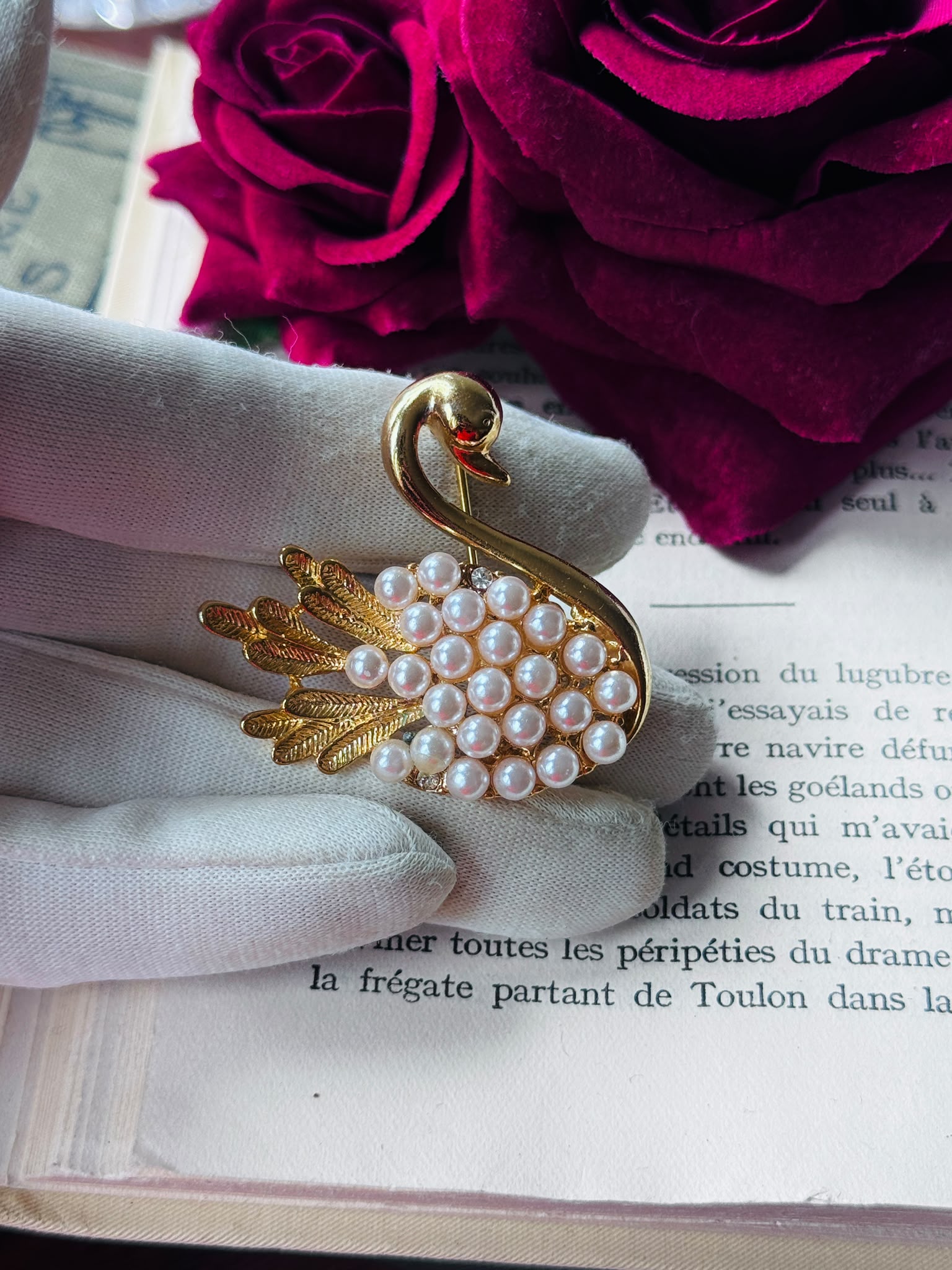 Vintage Pearl-Studded Swan Brooch (MT2589-19)