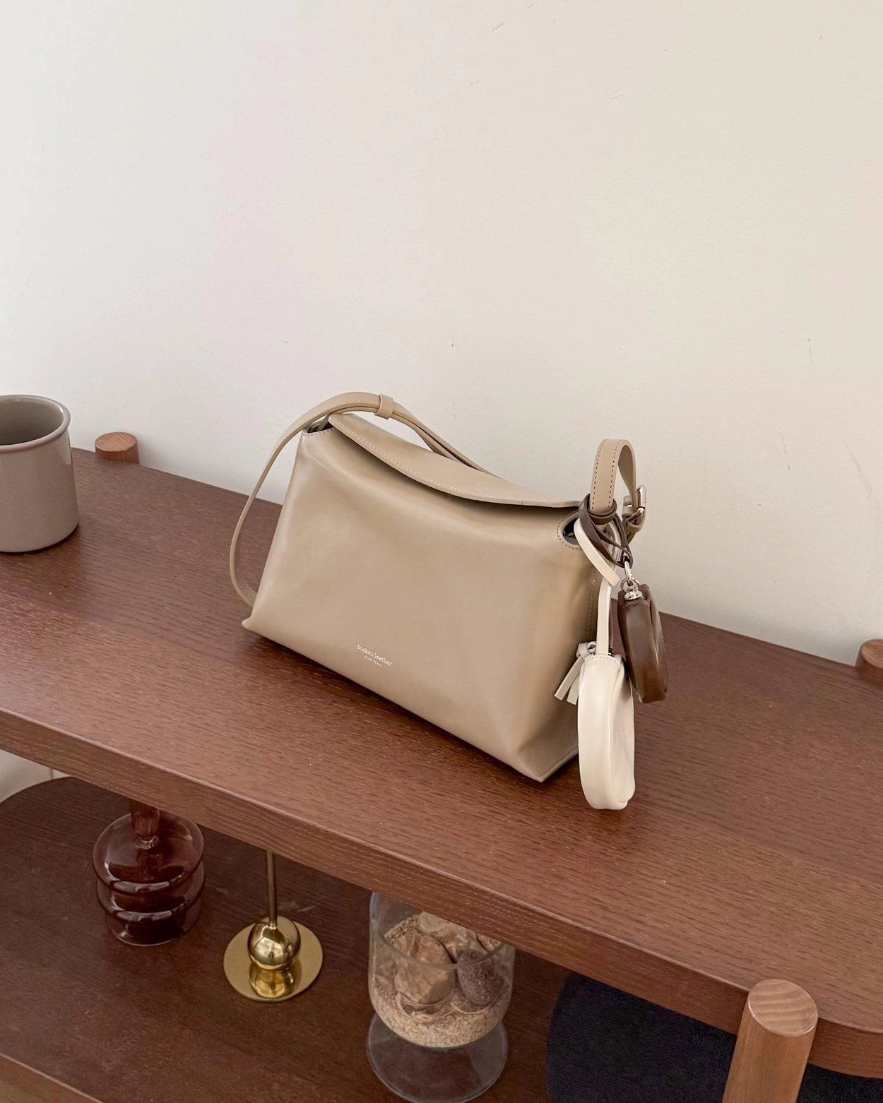 【26SS新皮】預訂_牛皮亮面 Bread bag 磁吸枕頭包 (M) By Bucks & leather