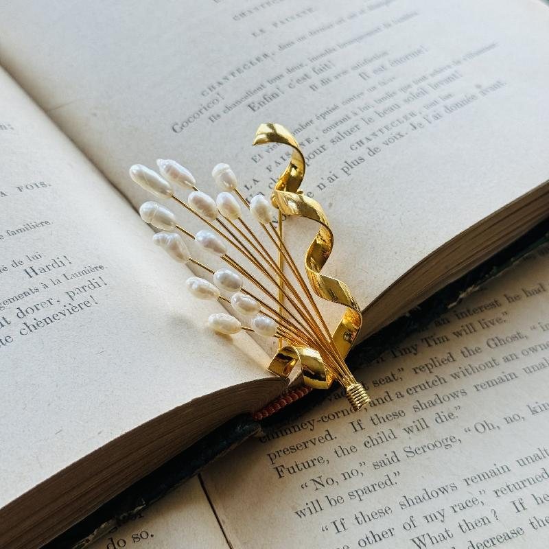 Vintage Elegant 3D Faux Baroque Pearl Bouquet with Swivel Ribbon Golden Brooch (MT2031)