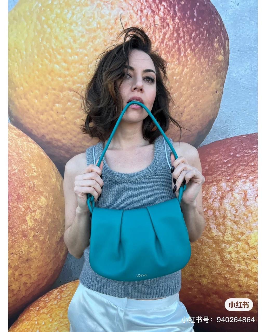 全新*𝙋𝙖𝙨𝙚𝙤 𝙨𝙖𝙩𝙘𝙝𝙚𝙡 手袋🛍️【祖母绿】 —— 朕品1w7➕😘 尺寸:𝟐𝟓-𝟏𝟕-𝟖𝐜𝐦 编码:062318 ✅做工精致，廓形简洁优雅，独特、柔软的褶襇结构，超轻盈构造，纳帕软牛皮革（里外全皮），顶部饰有flamenco螺旋绳结。 ✅配置双肩带，短手柄肩带可做腋下包不可拆卸，长肩带可肩背可斜挎可拆卸调节，磁扣开合设计，多种背法随心所欲❤