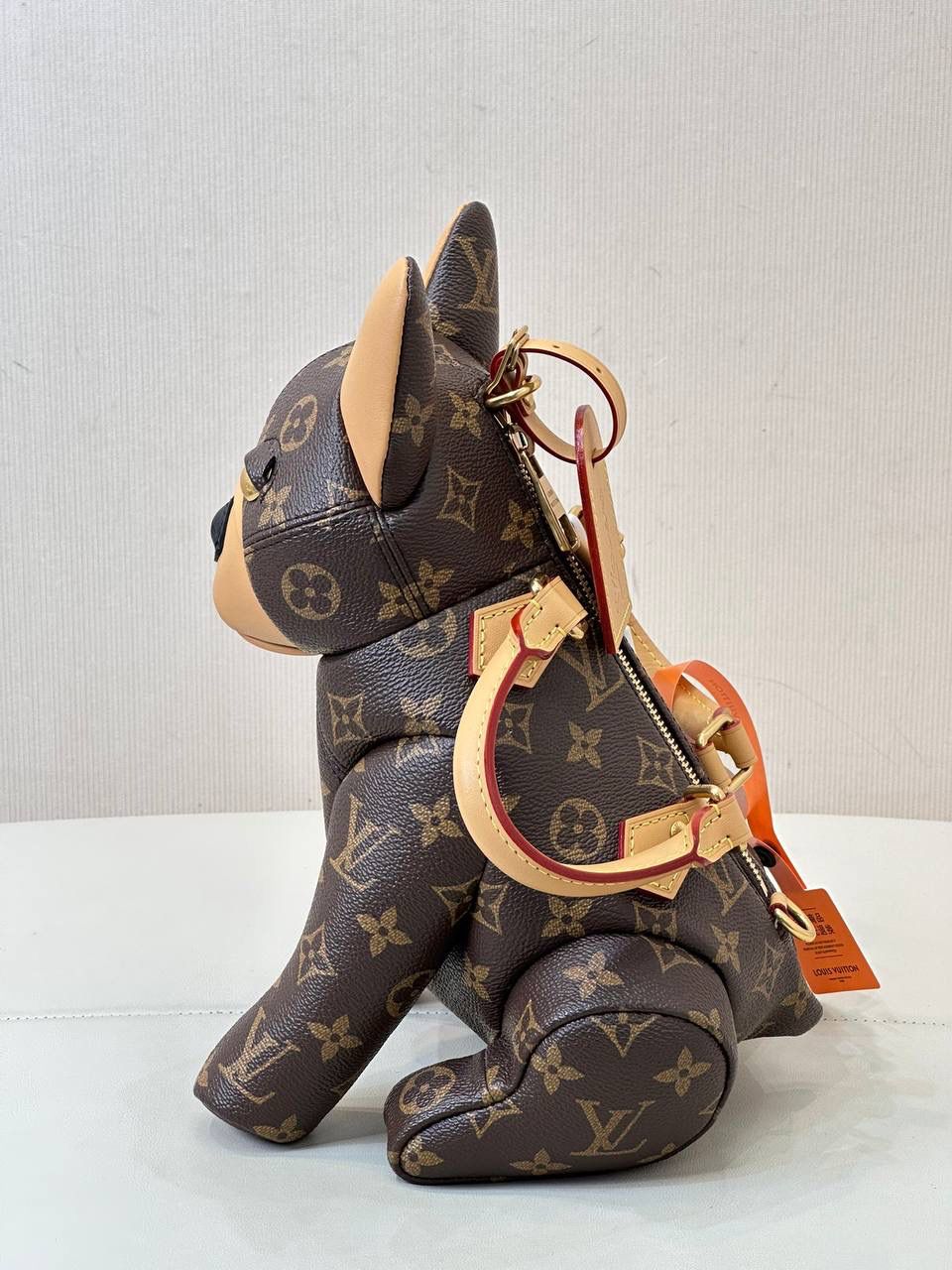 LV法斗包👜✨ 今天约个不一样的包背背吧！ LV25男士早春新款——PoochBag狗狗包 这一季的配色那叫一个洋气，最出圈的就是王鹤棣拿的这支PoochBag，惟妙惟肖的小狗包包，这个设计太🉑了，不管是爱包人士，还是喜欢收集公仔的，都会喜欢，往怀里一抱，时髦又洋气，俏皮又酷酷的，妥妥的凹造型神器😍 尺寸：28 x 19 x 18 厘米