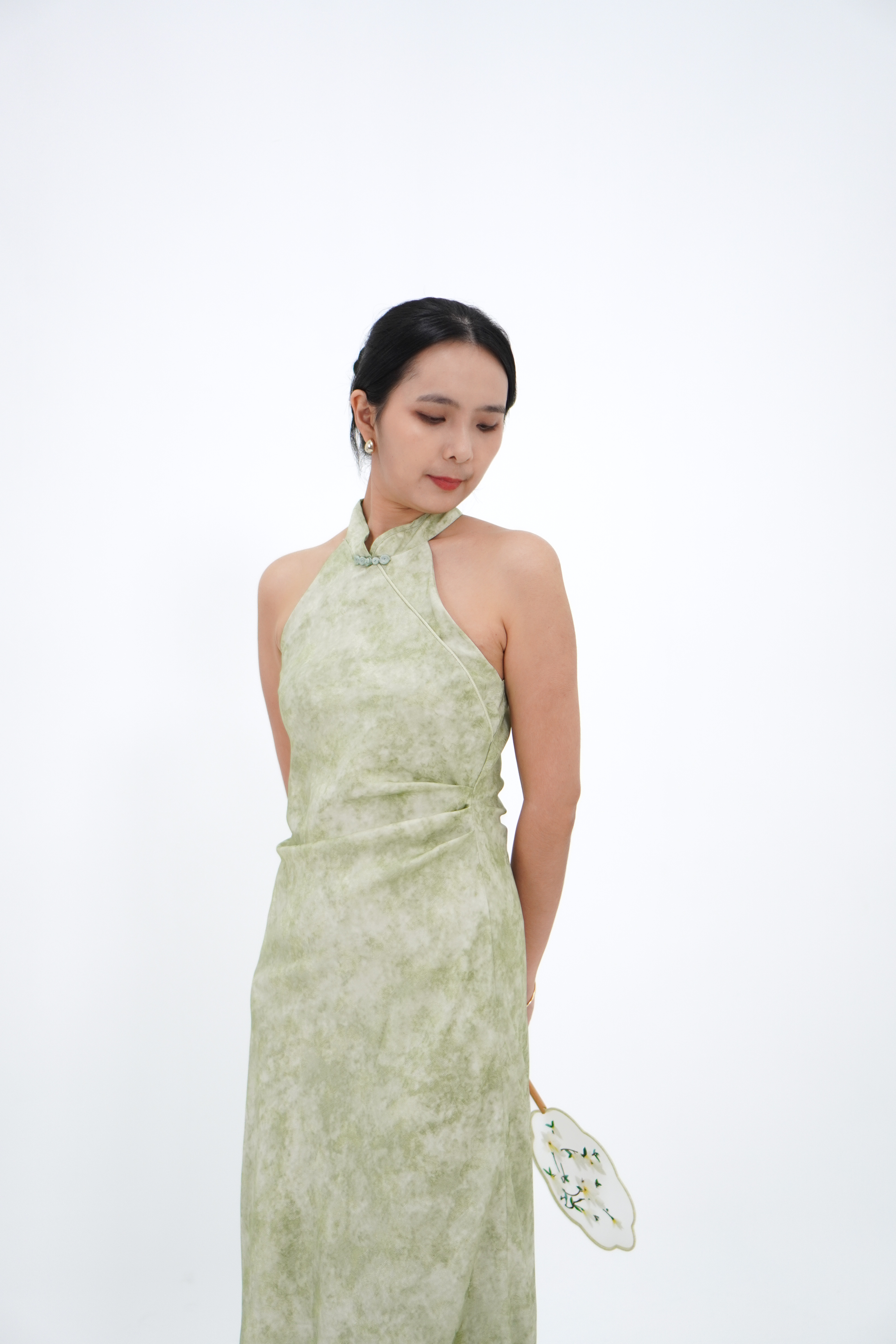 绿色新中式挂脖收腰长裙