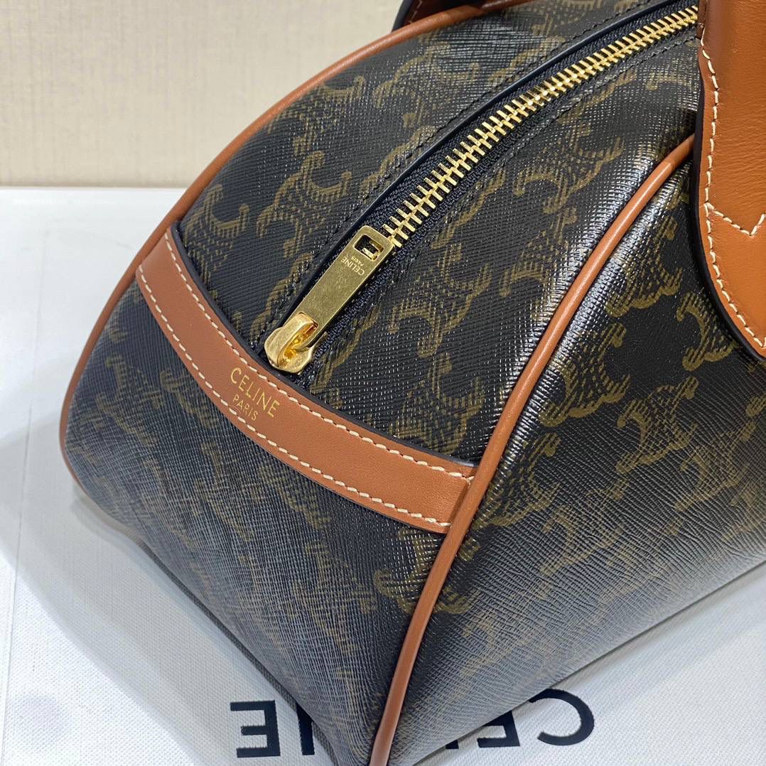 🔥大货实拍图 𝗖𝗘𝗟𝗜𝗡𝗘 ♥ 𝗧𝗥𝗜𝗢𝗠𝗣𝗛𝗘 𝗧𝗘𝗖𝗞𝗘𝗟 型号：197402 尺寸：31*14*10cm 钟情于CELINE的原因之一，可能就是因为她有着吸引人的百变感，不管是平时上班通勤，还是约会聚会，上身都很百搭而且很给整体气质加分，一点儿都不挑场合，能跟我的每一套搭配都融合的很微妙。