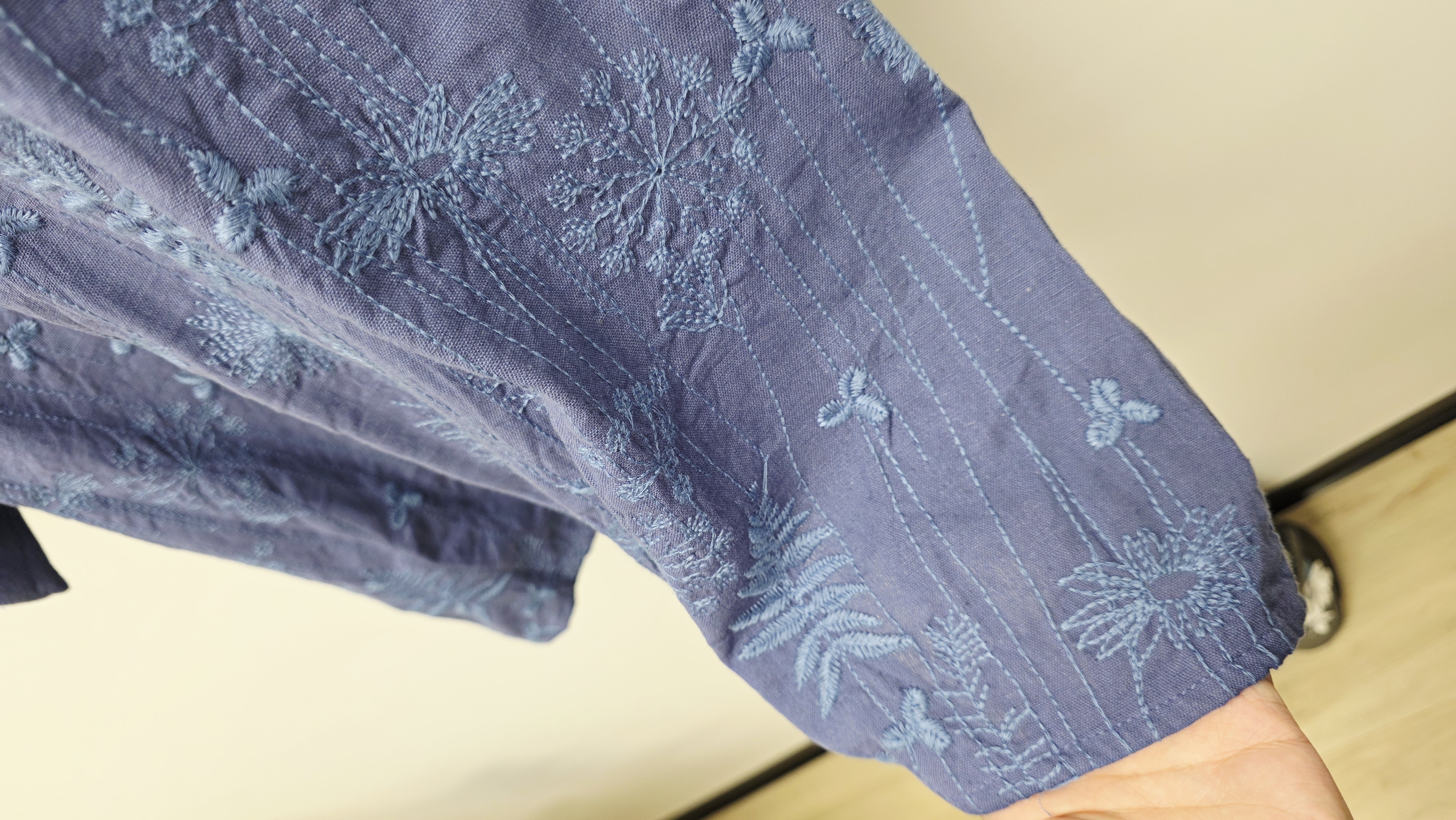 日牌紫藍拼刺繡花前後兩著開胸棉麻裇