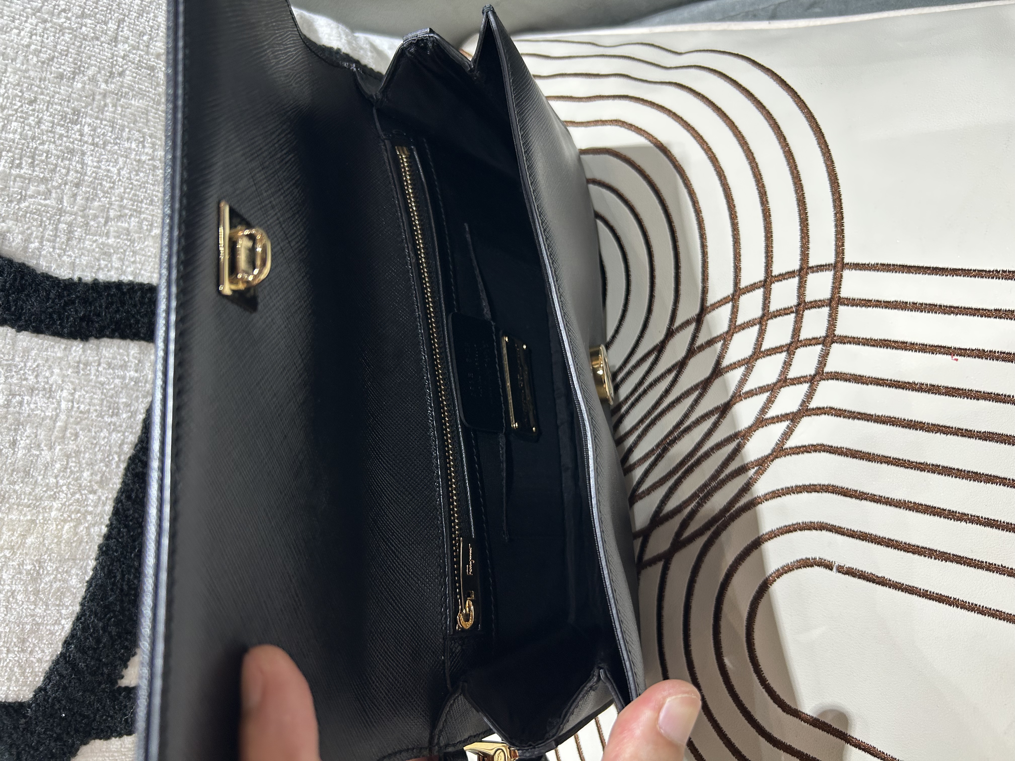 SALVATORE FERRAGAMO Miss Vara Clutch 黑色十字壓紋皮革Black Saffiano Leather 100%Authentic, 98%New ✅Dust bag