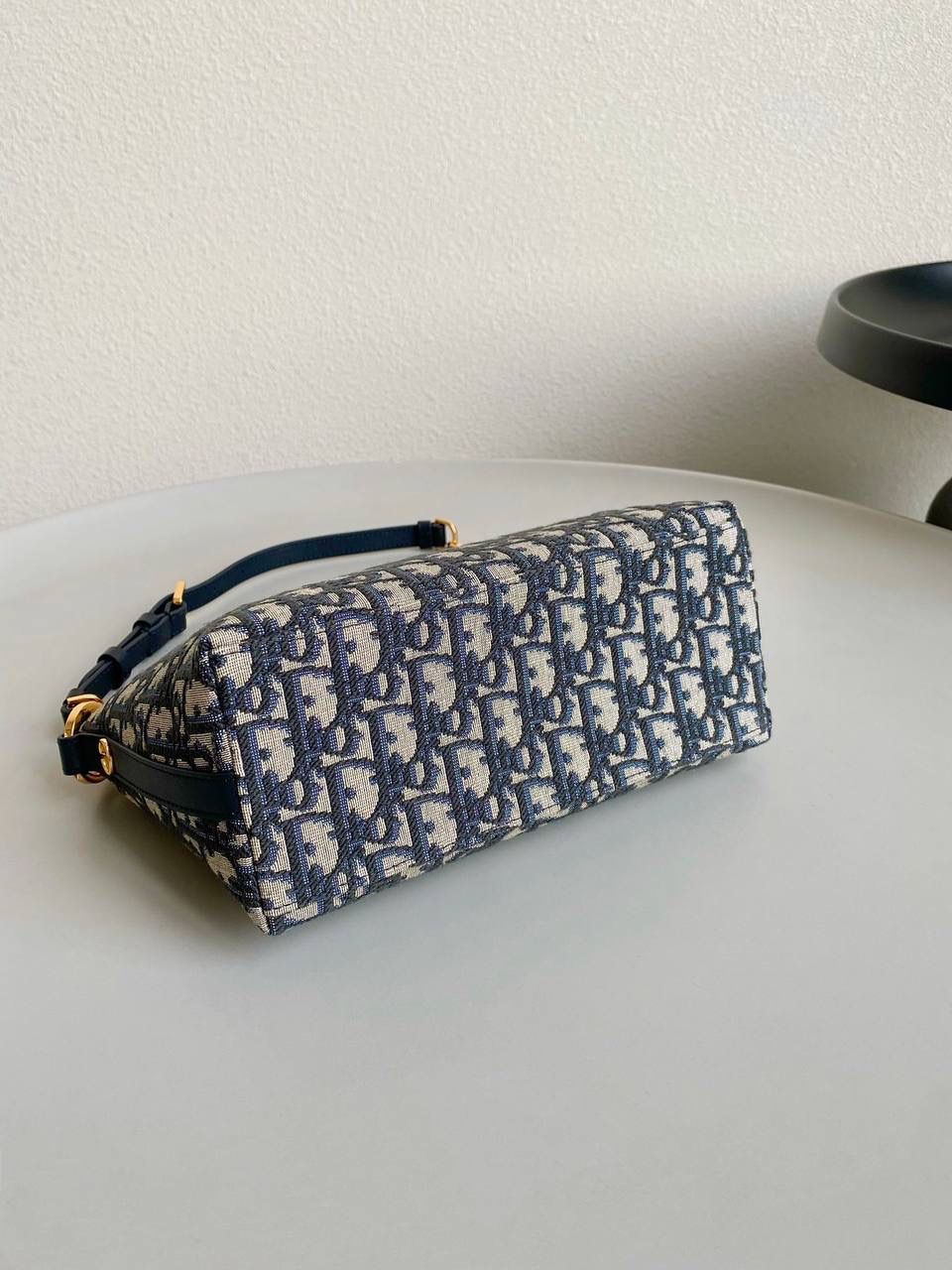 🈶老花蓝（腋下包） 𝗗𝗜𝗢𝗥 𝘀𝘁𝗮𝗿 幸运星⭐饭盒包 又一重磅推荐了！近几年的饭盒包大火！ 各个品牌都有推出过，简直谁用谁可爱啊 复古老花帆布材质，随意揉捏不变形 日常通勤，出差当化妆包也是非常可以 微调后的饭盒包有着幸运寓意的星星拉牌 还有可以调节的链条肩带可以腋下背🌟💯🤟🏻 28.5×14.5×10cm #6803m