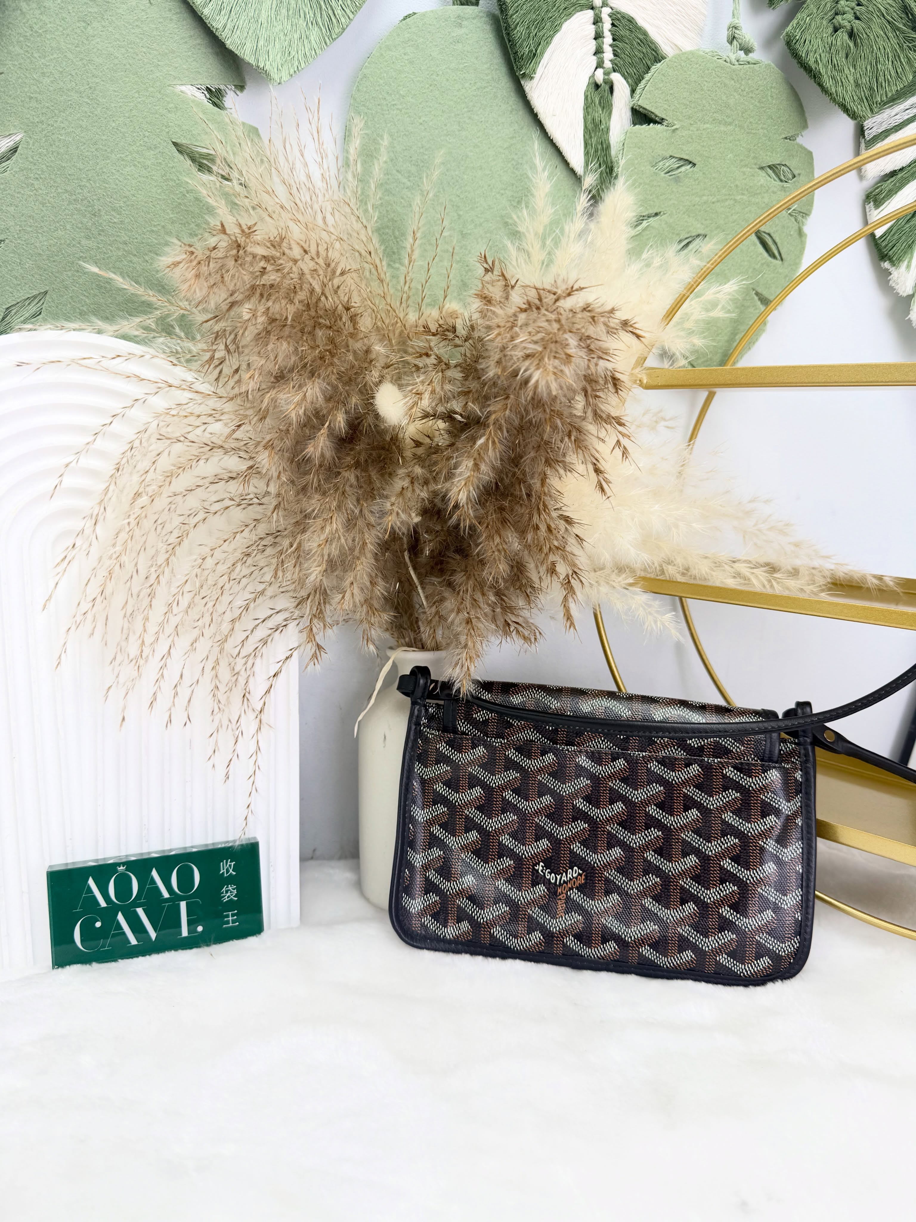 Goyard 👜 PRE OWNED 💼信封包🤎  20*1*11cm  配件 -塵袋🫶🏻  💰優惠價 $7980  93%new  #收袋王  喜歡的話快點pm/whatsapp 我們💓 銷售熱線51111 321（whatsapp)  我們服務包括有：手袋飾物回收、手袋置換(一換一、一換多也可以） 、專業手袋鑑證、專業手袋護理  購買方法 🏢親臨門市 荃灣南豐中心15樓1521室（荃灣地鐵站a出口1分鐘到）敬請預約 ❤️只賣正品正貨，任驗💓🫰🏻 ❤️‍🔥本店為香港註冊公司絕對真貨，信心保證👍🏻 🫰🏻本店設有鑑證服務，有駐場鑑證師  ✨歡迎追蹤我哋各個平台緊貼最新優惠x貨品🔥😍 👇🏻👇🏻👇🏻👇🏻👇🏻👇🏻👇🏻👇🏻  ⭐️Instagram: aoaocave  🌈Facebook: aoaocave收袋王  🔥Carousell: acluxuryhk  👆🏻👆🏻👆🏻👆🏻👆🏻👆🏻👆🏻👆🏻  ___________________________  Disclaimer🫰🏻All trademarks and copyrights are reserved to the original brand holders. @AOAOCAVE sells only authentic goods and is not affiliated with any of the brands mentioned.  @AOAOCAVE 跟任何品牌無關，而且沒有持有任何品牌資版權，亦沒有與任何品牌合作。所有商標及版權歸屬於品牌坊所有，帖子只作分享用途。  #aoaocave #手袋回收 #名牌買賣
