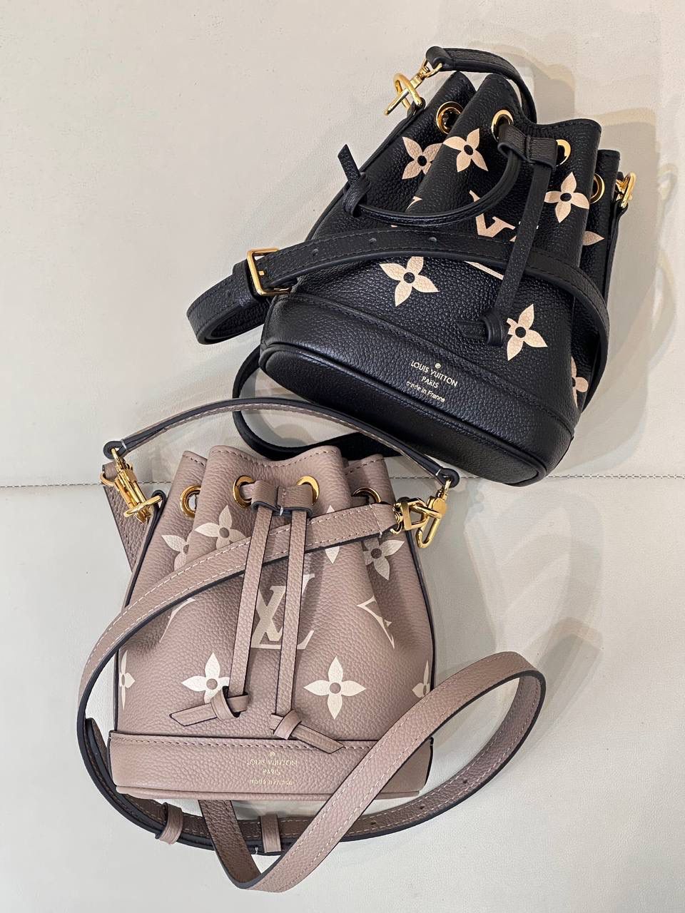 Nano全皮小水桶👜✨ 今天这款nano水桶包更是火出圈的节奏！不仅可以手提，更可以调节肩带!! 原厂进口牛皮➕撞色老花压纹，东西都是独一无二 的正，包型也是堪称万年经典 经典中的经典 💕 尺寸：13-9.5-16cm