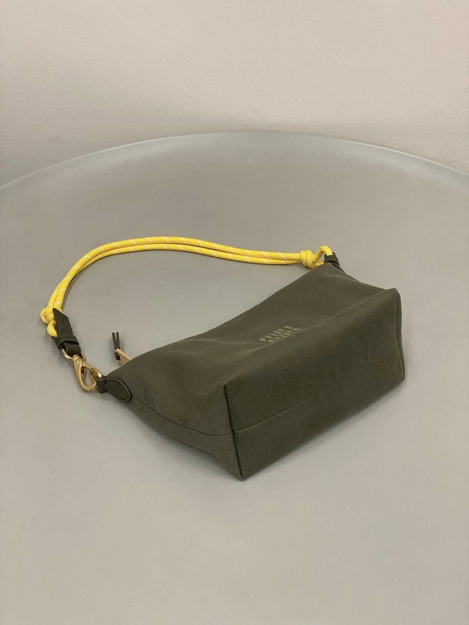 销量王🔥 𝐌𝐢𝐮𝐌𝐢𝐮饭盒包 橄榄绿 啊啊啊，好喜欢这个彩色的碰撞！ 帆布面料搭配撞色小彩绳直接封神了！！ 每个配色，简直就是锦上添花 不敢想象这个夏天背这只有多好看！ 容量就不用说了 很好装 还很耐磨 性价比也特别的高～ 时髦精必入这只好吗 绝对日常出门回头率超高的一只 抓紧冲吖！！！ 18.5×14×10cm #F0006m