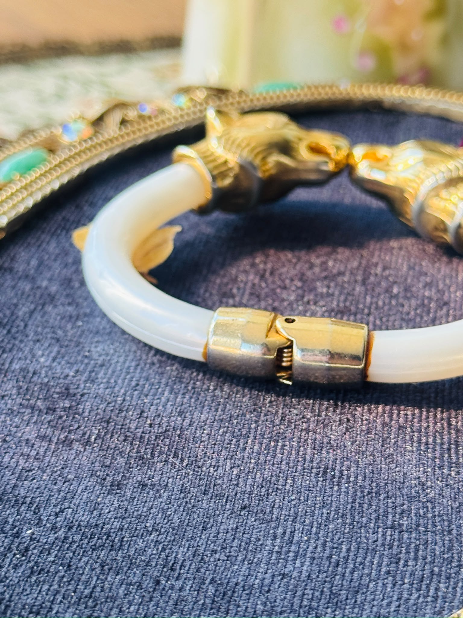C.a. 1980s Leopard Or Panther Pearlized Resin Bracelet / Bangle (MT2679)