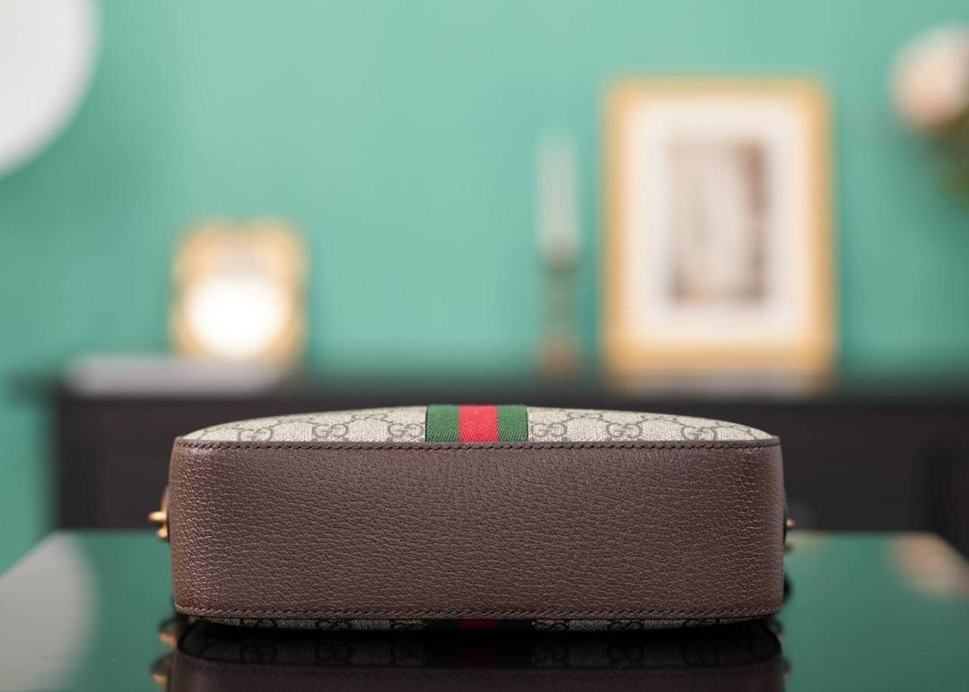 🥯Ophidia系列GG小号肩背包 棕色24cm （原厂皮 全铜五金） 正品售价¥11.000 新款相机包，宽肩带随性帅气， 红蓝织带的搭配，让整个包身的复古感更强烈 容量超级大，背起来没什么负重感，巨实用 百搭四季通用！非常日常好背的一款包 官方款号 752591 尺寸：24x15x7cm