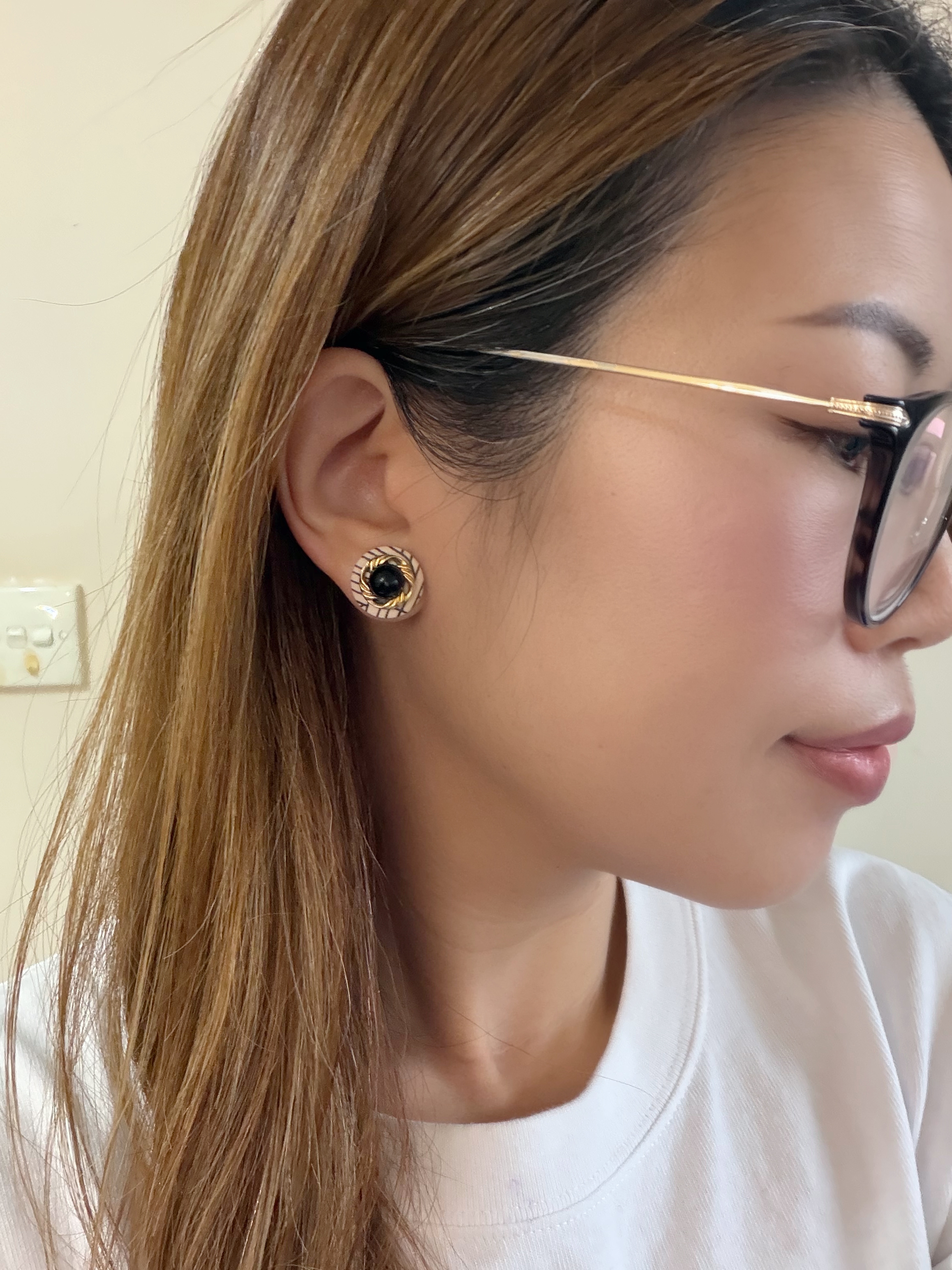 英國黑米白間鈕扣耳環/黑色