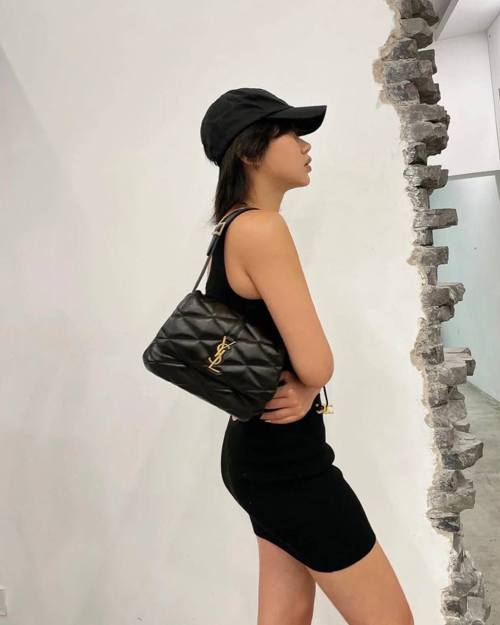 ys1 le57绗缝菱格羊皮腋下包黑色🖤 这么多腋下包中最火之一！ 它优雅又复古，而且显得很有女人味 slp的设计师是懂女生的 小羊皮软软蓬蓬的，好像棉花糖 我真的很爱这种软乎乎手感的包儿 特别是冬天，摸着很治愈～ ZP开发➕原厂羊皮➕全铜五金⚠️ 爆款细节一定要正确❗️ 24×18×5.5cm691450m 24×18×5.5cm691450m