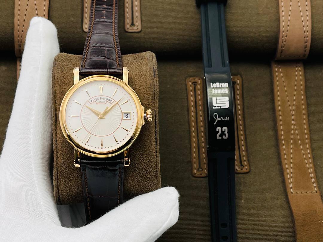 百达.翡丽古典5153系列腕表，儒雅而至！精彩细节：腕表尺寸38毫米，厚度10毫米！ 1⃣️表壳打磨：为了追求正品温润如玉的效果，ZF制表师精磨细造，慢工出细活。 2⃣️防尘盖与壳体的衔接机制，有媲美带正品一样的清脆手感。 3⃣️刻度和指针，采用最新的贵金属电镀工艺处理，效果更上一层楼。 4⃣️“锅盖型”微凸蓝宝表镜，版型与正品一致，效果通透，辨时清晰。 5⃣️贵金属钢印立体规范，清晰生动！ 6⃣️【引领一体机时代】采用定制版Cal.324一体机——更薄，更稳，更像。最重要的是仿真度直线上升了。 7⃣️【表带】经典意大利小牛皮表带，纹路清晰，质感好。搭配圈市面最顶级的百达翡丽灯笼表扣，通用原装无压力。