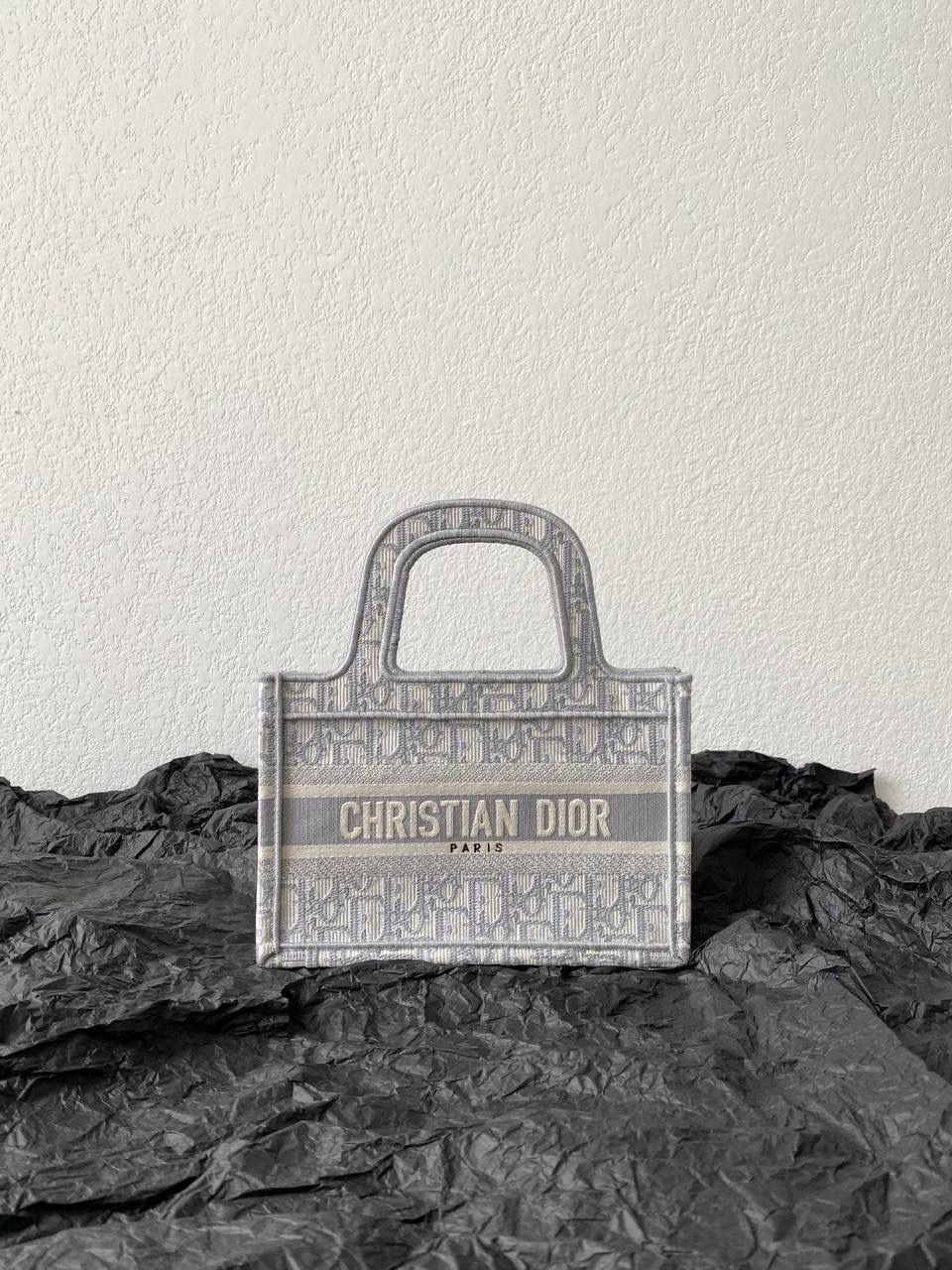 🈶老花灰，迷你 𝗗𝗜𝗢𝗥 𝗕𝗼𝗼𝗸 𝘁𝗼𝘁𝗲 𝗺𝗶𝗻𝗶手袋" 真的是太太太可爱了吧！！ 凹造型分分钟出大片的既视感 小包当道，推荐❗ 23×17×11cm