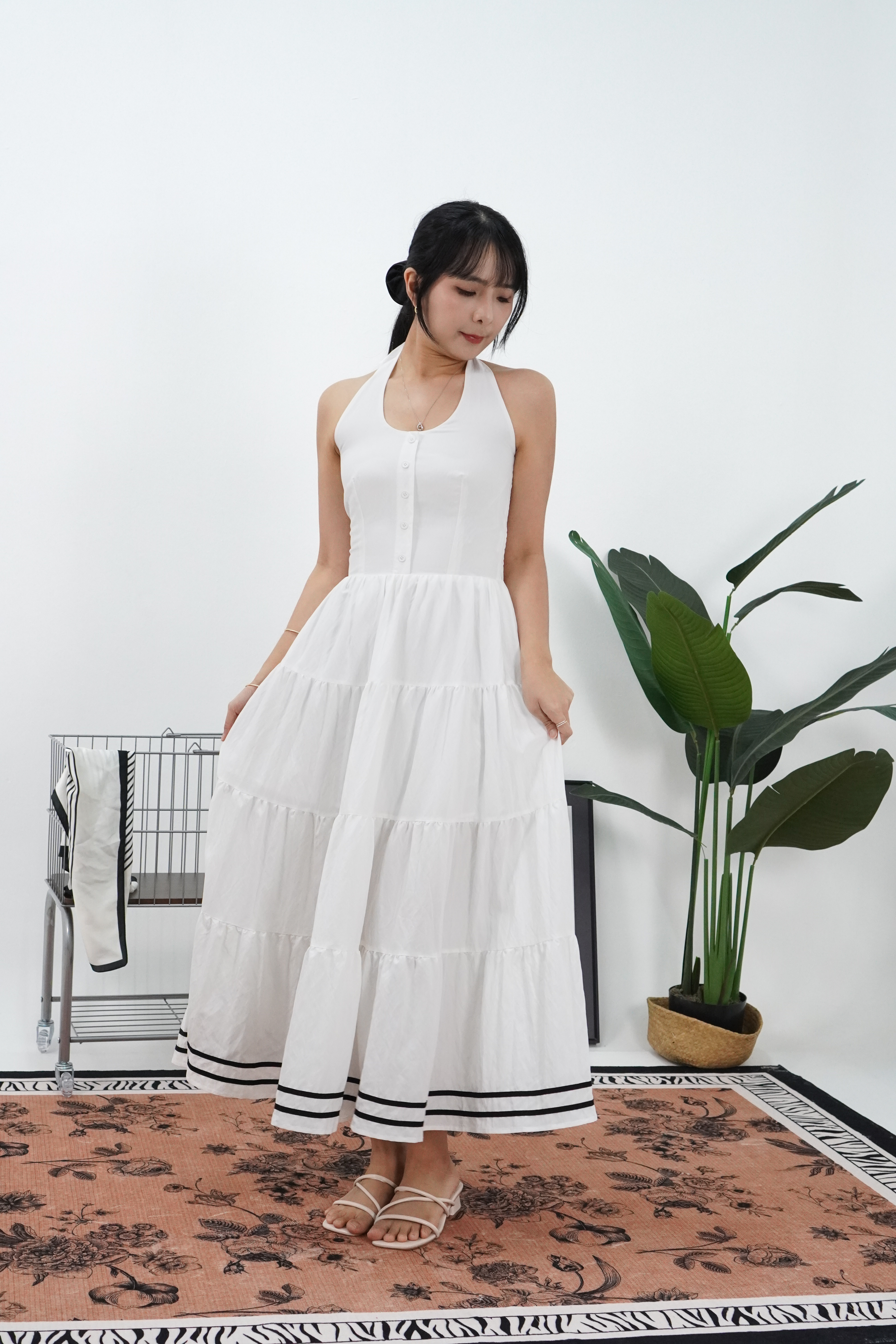 白色法式挂脖连衣裙