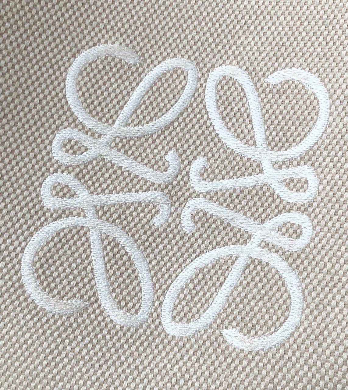 *𝘏𝘰𝘣𝘰 水桶通勤包 尺寸:32-26-13cm 编码:062108 【该尺寸没包装】 颜色:棕配米白（布配皮） Anagram标志性logo点缀，包身底部定型，自重超级轻，实用的桶形设计，巨能装哦！ 肩带可调节可斜挎and 侧背，追求潮流韩范儿的，甜酷风的迷弟迷妹们，走起，走起…😍😍