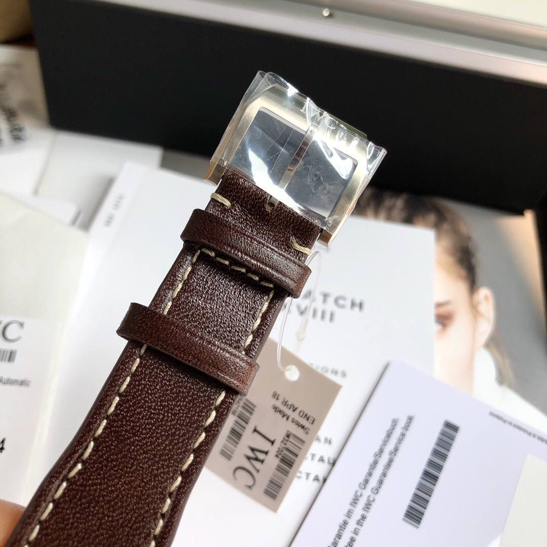 硬货首发，市场独家！IW327003，316L精钢材质，非凡工艺，让小厂知难而退！万国飞行员马克十八传承腕表，采用原装瑞士ETA王牌机芯w-300,40mm表径，全数字刻度超强夜光，双面防反光凸状蓝宝石玻璃表镜。独家渠道进口意大利SANTONI牛皮，一条牛皮成本相当于市场一般牛皮的几倍，在很多细节的把控上都已达到行业顶级，且多项可为标杆，整表细节一丝不苟。 原装价格3W余，一般人均可轻松驾驭，此款万国飞行员腕表视为万国经典款型，任何场景着装均适合佩戴，可谓百搭神器。全套包装出货