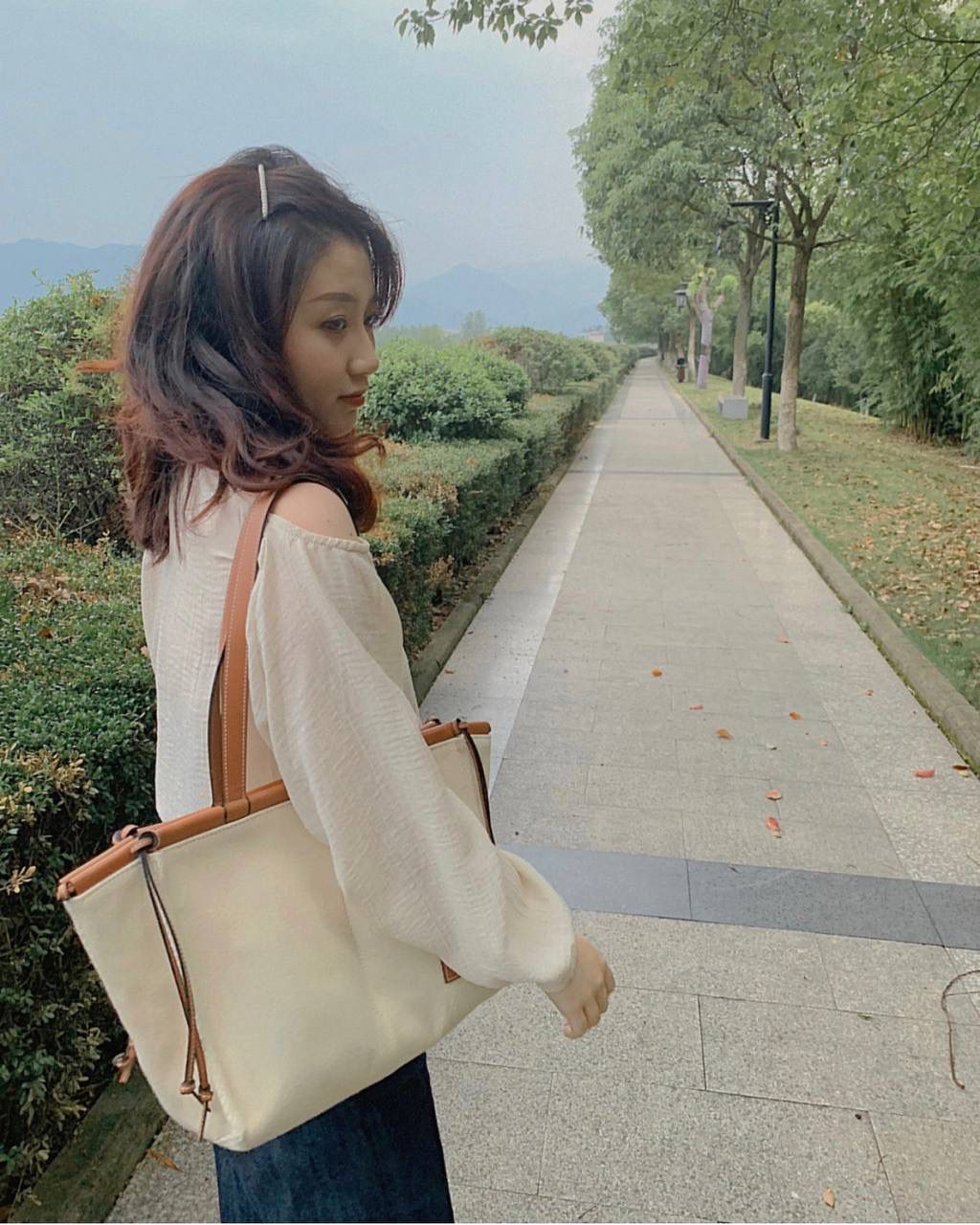 * 𝘊𝘶𝘴𝘩𝘪𝘰𝘯 𝘵𝘰𝘵𝘦 小号 尺寸:32-24-16cm 编码:702001小号布配棕 采用独家定制进口帆布拼进口小牛皮，搭配独家定制进口条纹内衬tote 购物袋 上班通勤款💯分，属于仙女们闭眼就可以入的款✌✌