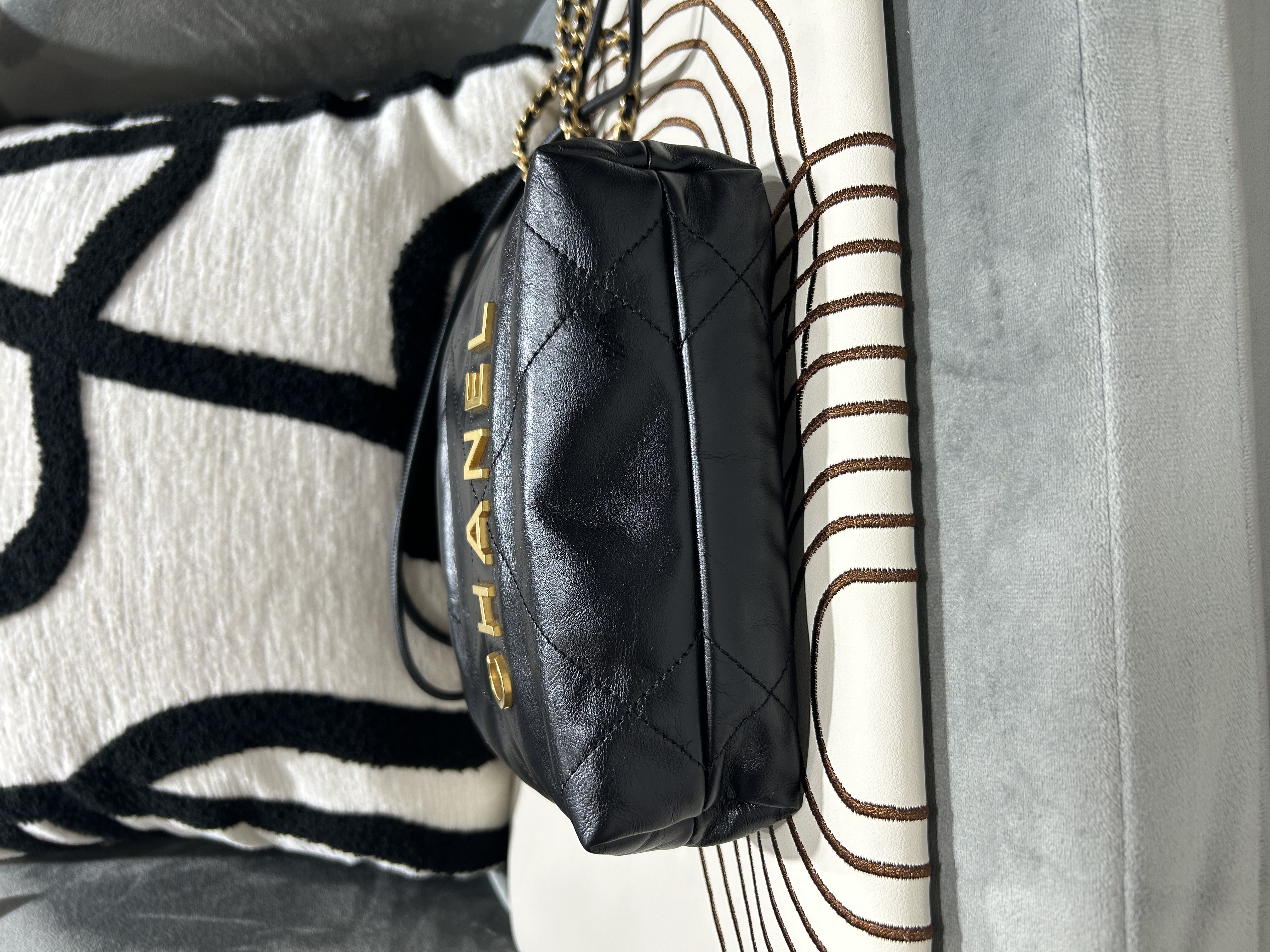 Chanel 22 mini calfskin 黑色牛皮金鏈 100%Authentic, 98%new  ✅晶片✅dust bag ✅盒