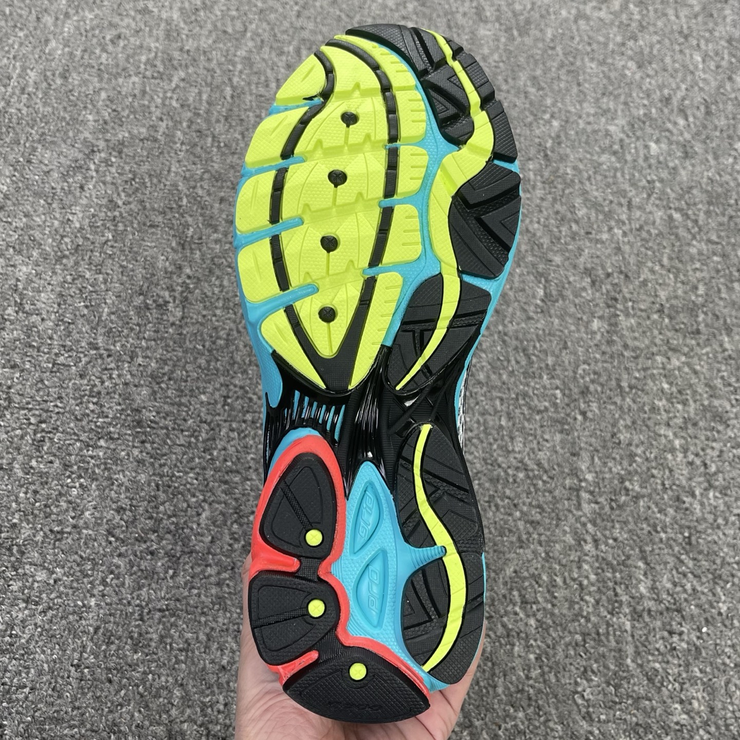 Saucony ProGrid Omni 9