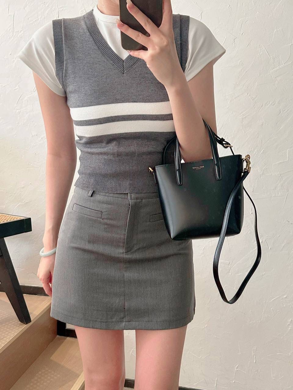 ys1 mini tote平纹🖤 这只包在mini包中一定有它的一席之地 第一，它包身够小够可爱 第二，它容量够大够能装 第三，它鳄鱼纹压纹够抗造 就冲这三点，几乎没有哪个小可爱能打得过它 小手提➕可拆卸肩带的设计在实背性上也更出挑 没有槽点的小可爱，我超爱！！ 必须zp开发的啦，相似度看对比图！ 质量就请放心的交给我们哈！ 平纹：18×17×8cm773995m