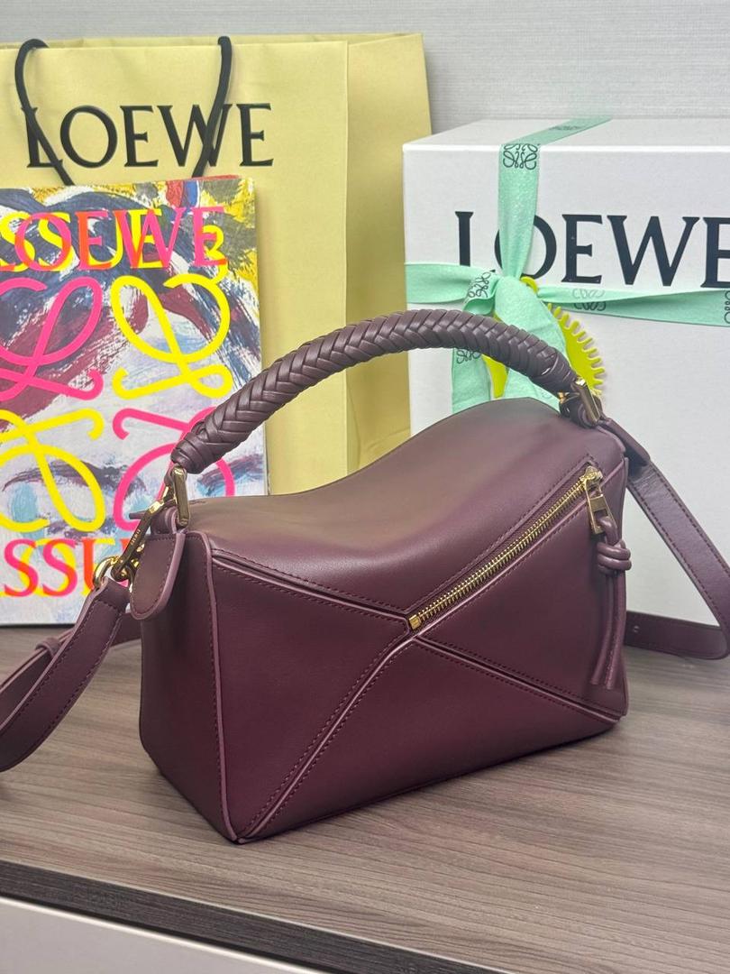 🎈最新编织手腕𝙋𝙪𝙯𝙯𝙡𝙚 ——【深酒红】 尺寸：𝟐𝟒-𝟏𝟎.𝟓-𝟏𝟔.𝟓𝐜𝐦 编码：062405 【配全套礼盒】 ♥️以罗家经典几何设计，搭配独特的编织手腕，绒面内里。 ♥️容量大，经典百搭，可拆卸肩带，有单肩，斜挎，手提等多样化背法。随性时髦洒脱，实用性强。 ♥️独家背景➕独家品质➕独家全套砖柜礼盒套装，市场高端品质皆在我手✌🏻