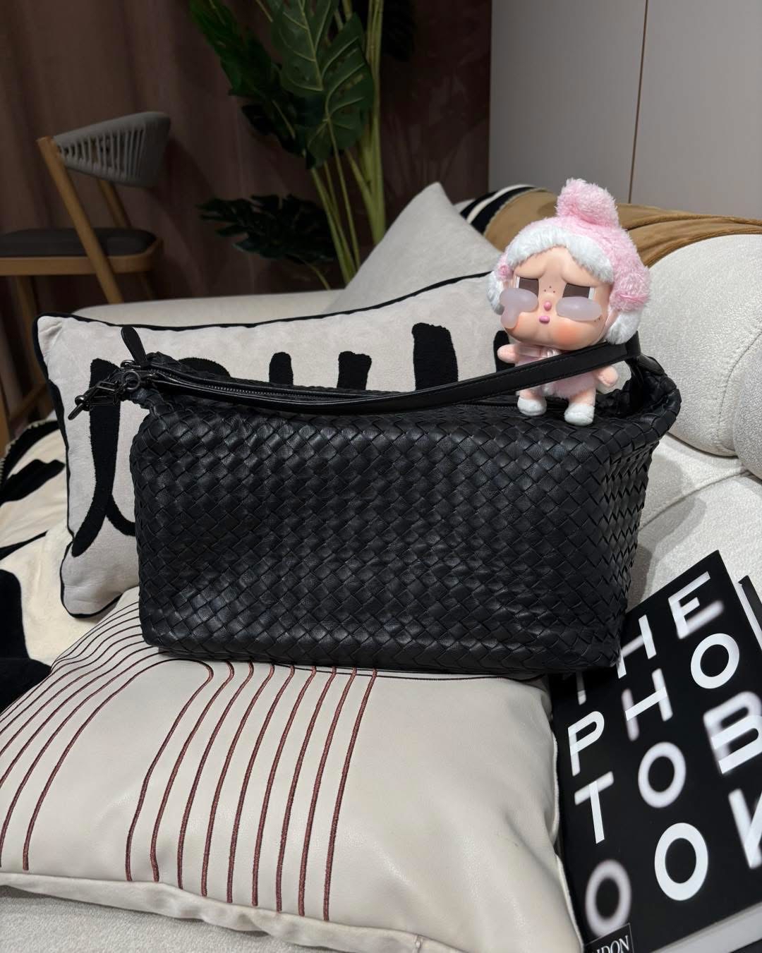 Bottega Veneta hobo bag  100%Authentic,95%new✅dust bag