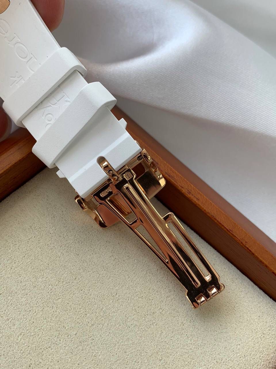 爱彼女款、小红书爆款，喜欢大表盘的女生、必备款，表盘37MM、蓝宝石防刮花玻璃，316精钢表壳、纯手工镶嵌32颗莫桑钻、搭配瑞士多功能石英机芯精准走时，表带采用进口橡胶工艺，佩戴舒适不过敏、折叠扣设计，佩戴便捷，数量有限，先到先得，多种色系，穿搭任选！