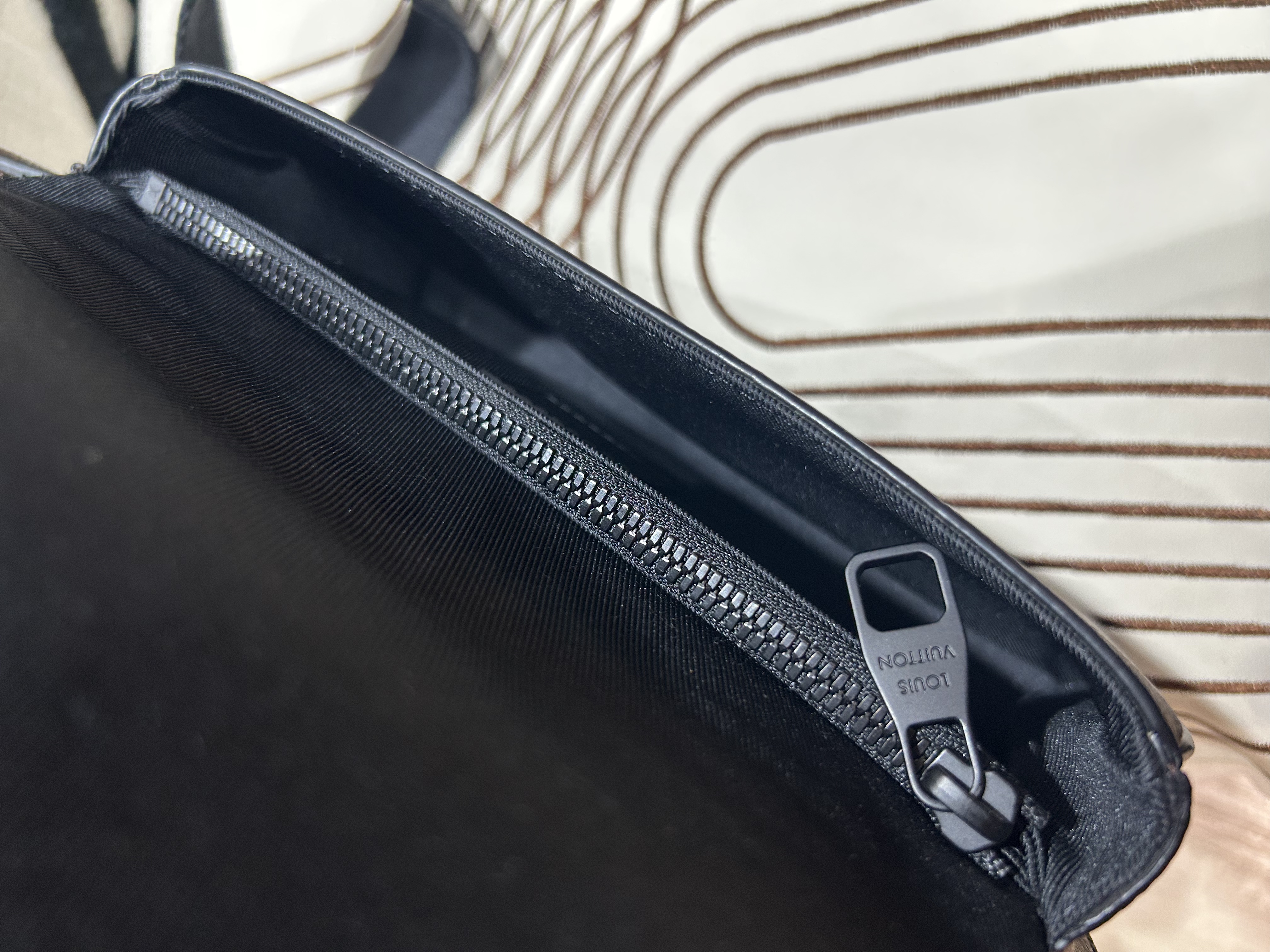 Lv S-LOCK M45807 斜孭袋 100%Authentic,98%new ✅專門店收據✅dust bag 
